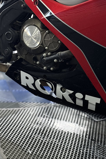 Motosiklet Alt Sakala ve Grenaj için Beyaz Renk ROKIT Sticker Etiket (30CMx7CM)