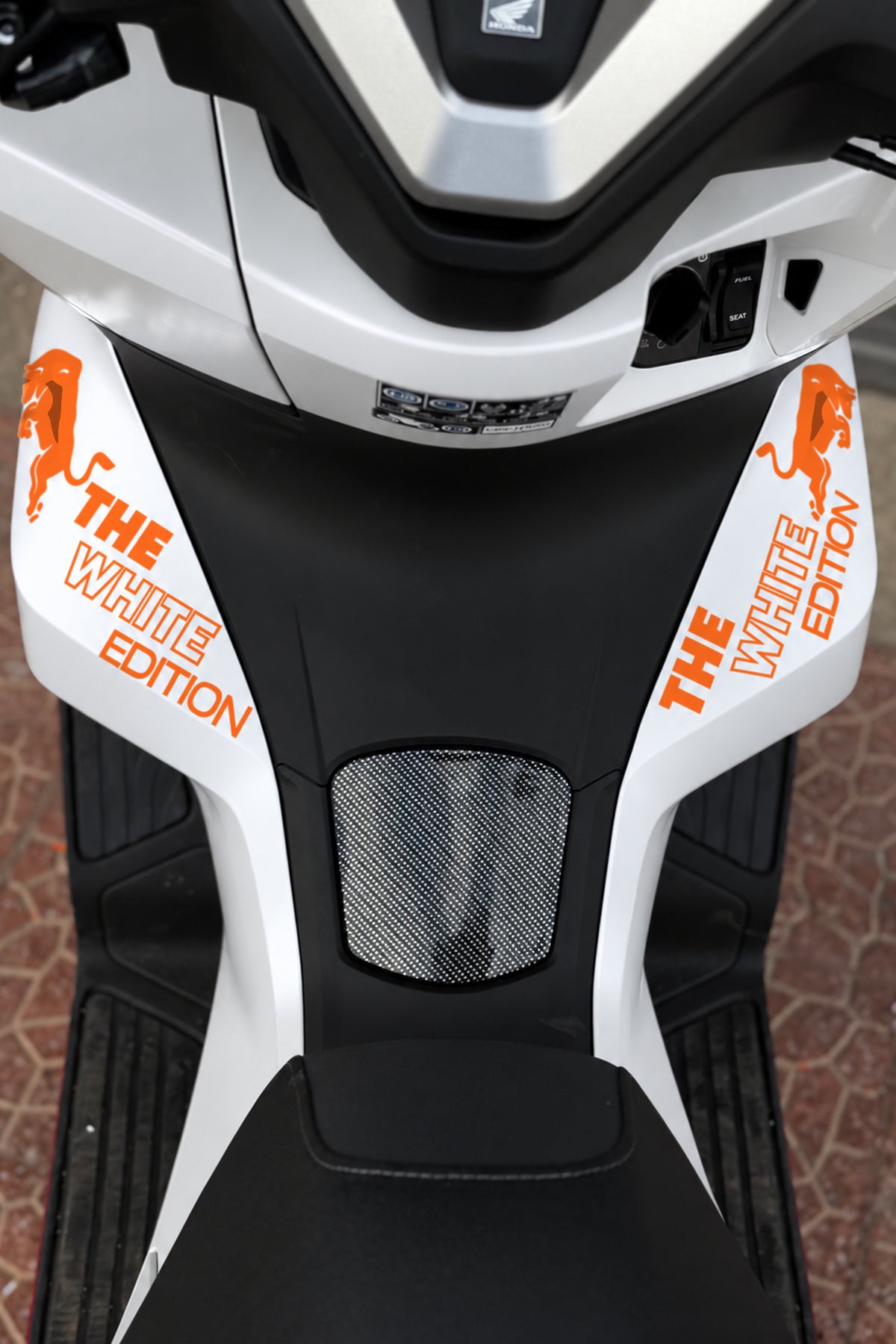 Honda PCX için The White Edition Boğa Sticker Etiket (Sağ ve Sol)