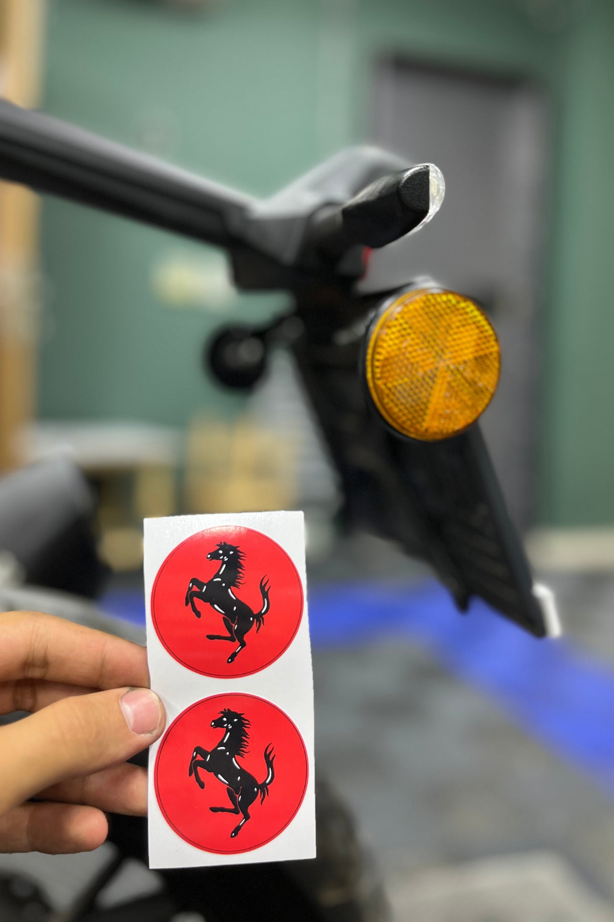 Motosiklet Kedigözü için Yuvarlak 5CMx5CM At Sticker Seti (2 Adet)