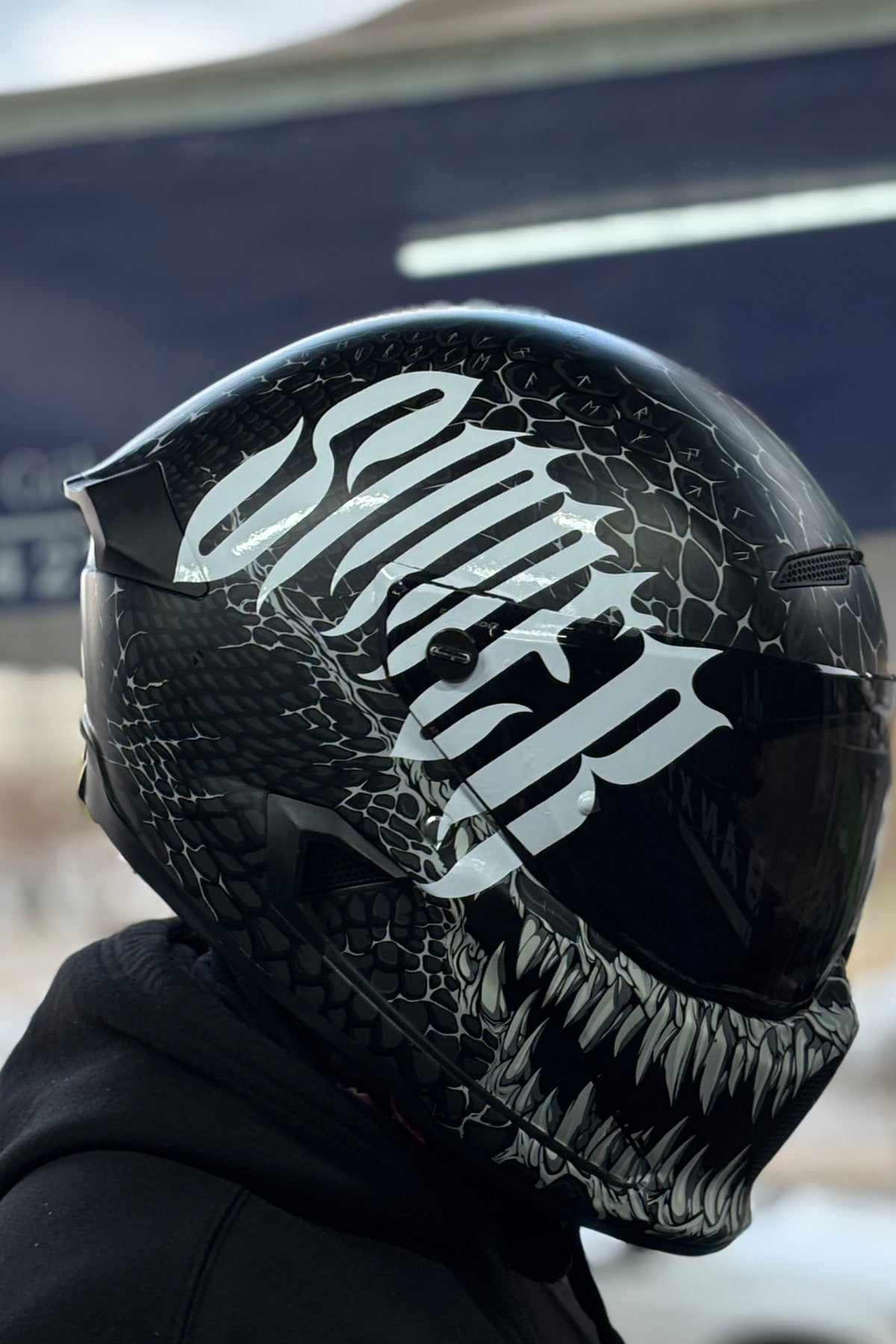 Kask için Gotic Yazı Tipiyle Sinner Beyaz Renk Sticker (22CMx17CM)
