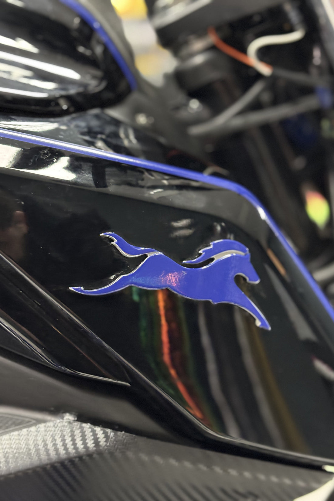 TVS Radier ve Apache Uyumlu Koyu Mavi At Sticker Etiket (2 Adet)(ÜRÜN STİCKERDIR)