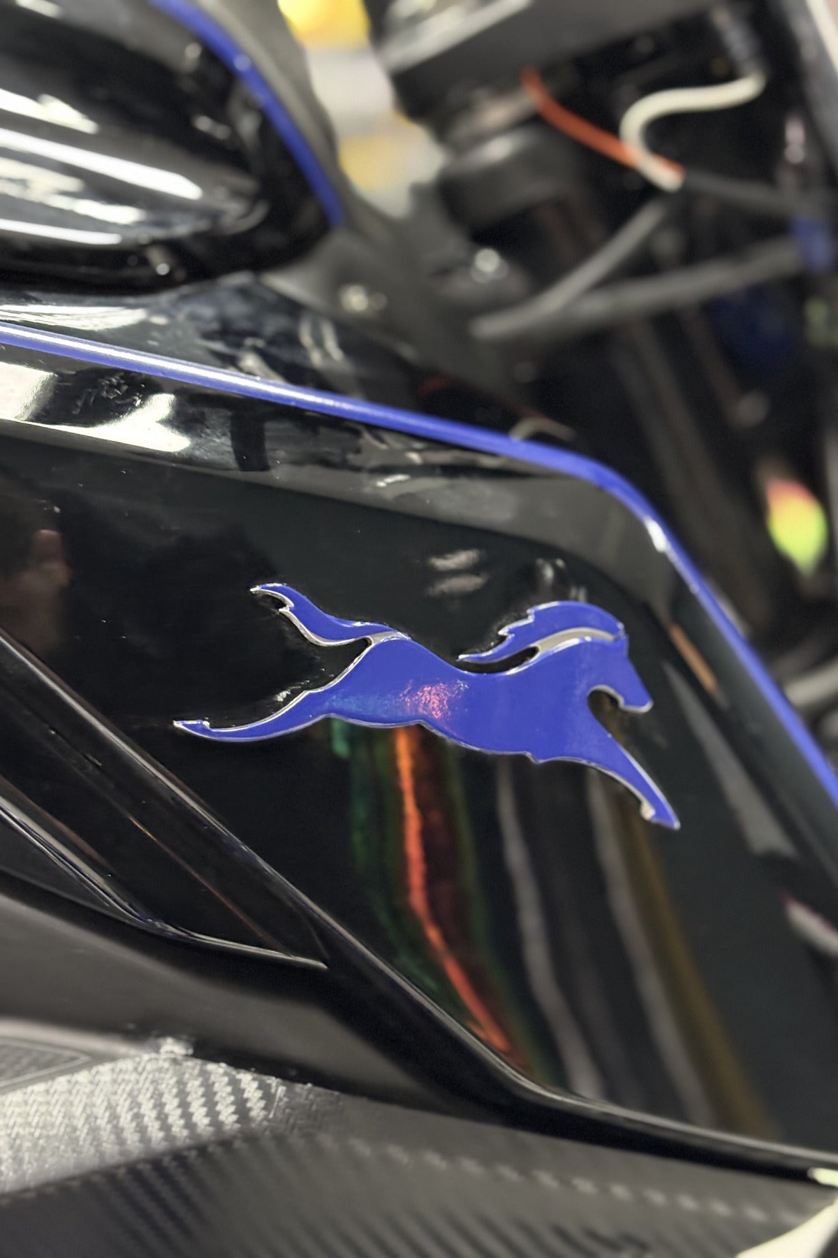 TVS Radier ve Apache Uyumlu Koyu Mavi At Sticker Etiket (2 Adet)(ÜRÜN STİCKERDIR)