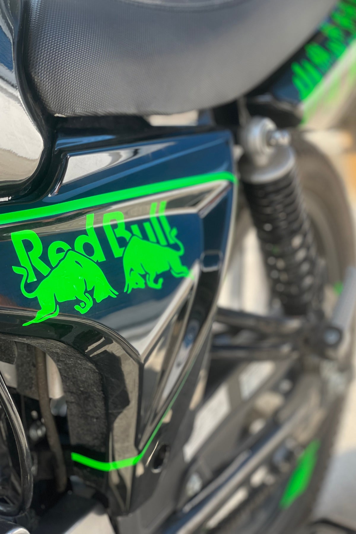 Motor-Araba-Kask İçin Boğa Enerji Neon Yeşil Sticker Etiket 15CMx6CM (1 Adet)