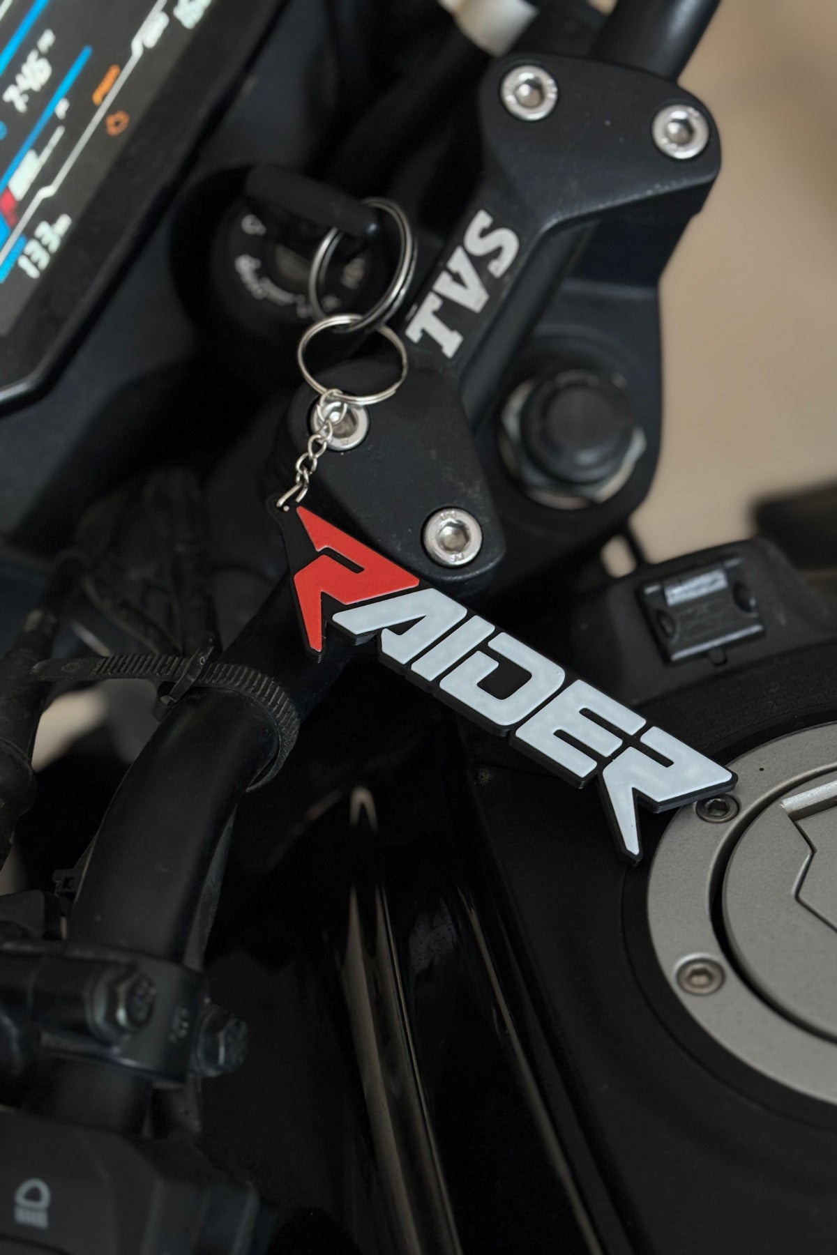 TVS Raider için Kırmızı R Logolu Anahtarlık (1 Adet) (12CM)