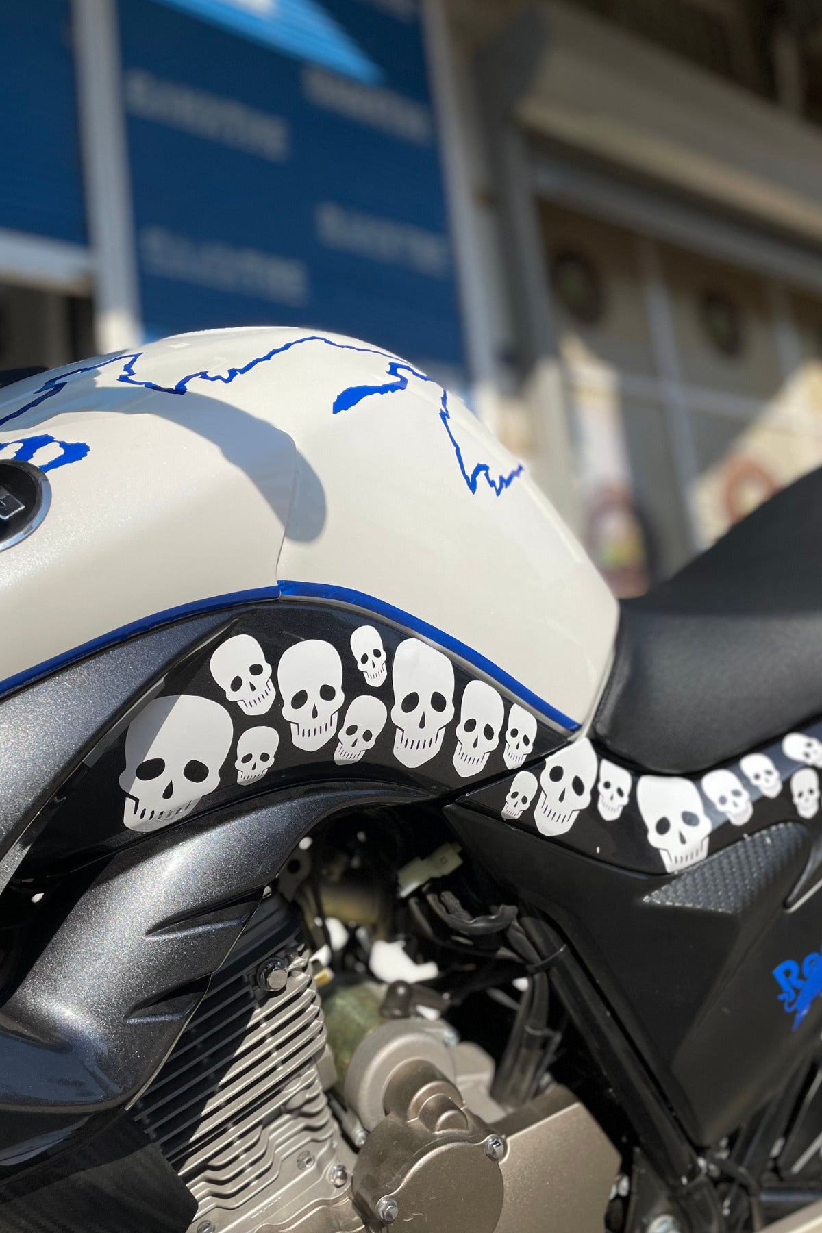Motor-Kask-Araba için Beyaz Renk Kuru Kafa Görünümlü İskelet Etiketi Sticker
