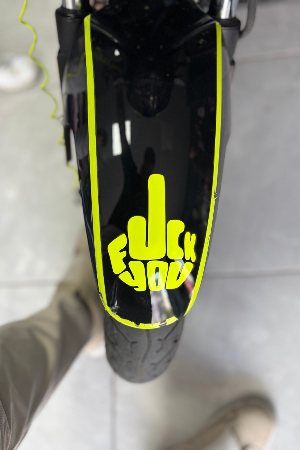 Motor ve Kask için Neon Sarı FCK You Orta Parmak Sticker Etiket (1 Adet)