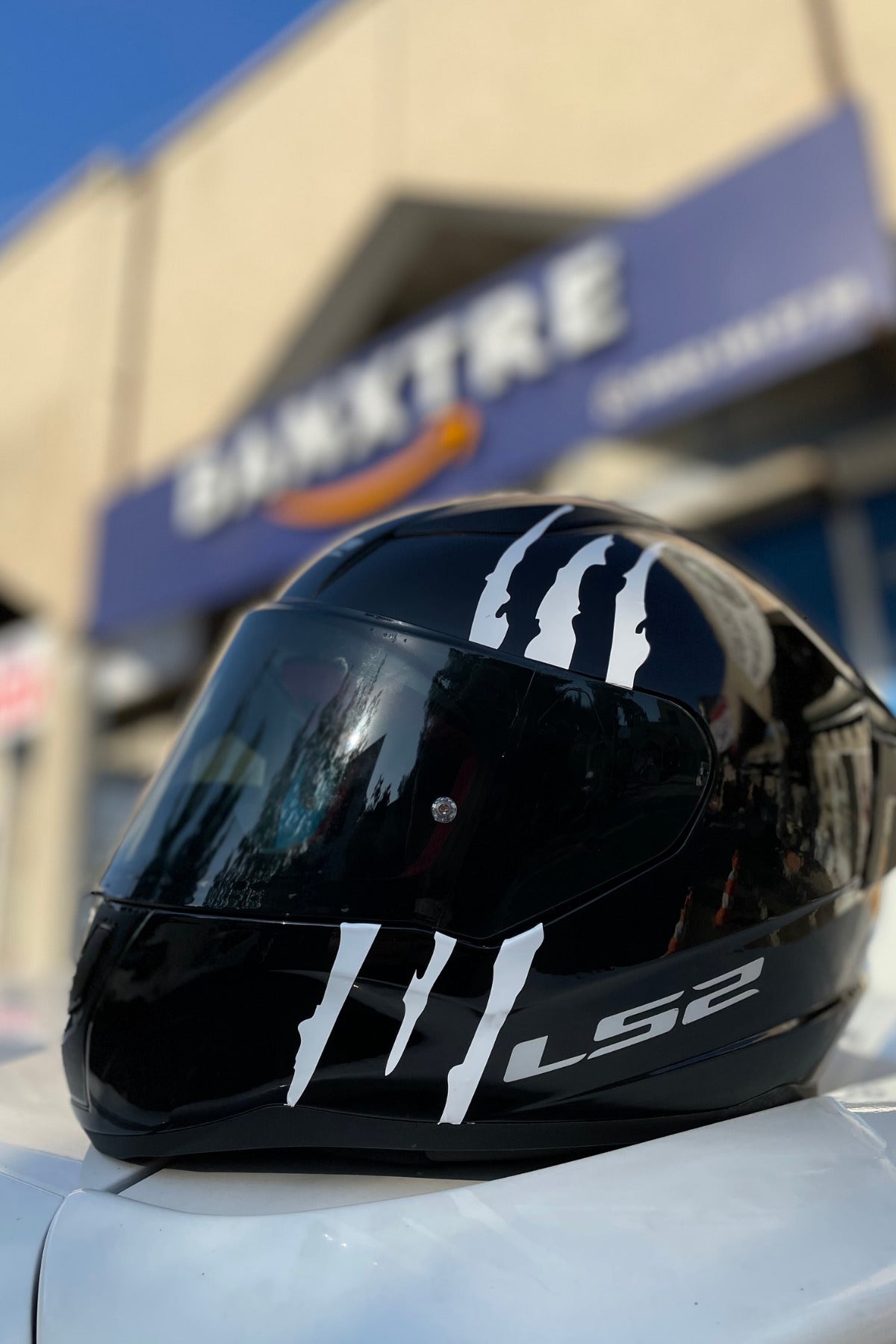 Kask için Dekoratif Beyaz Renk Pençe İzi Sticker Etiket 18CMx6CM (1 Adet)