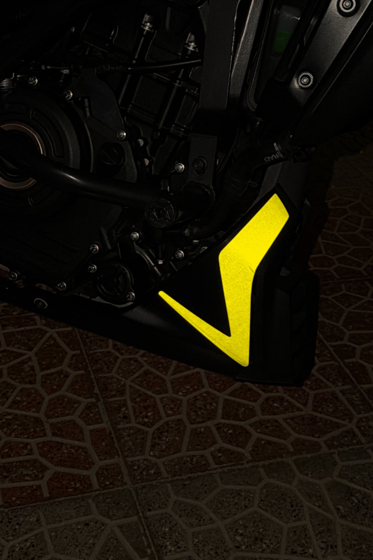 Bajaj Dominar 250/400 için Reflektörlü Sakal Sticker Etiket (Sağ ve Sol)