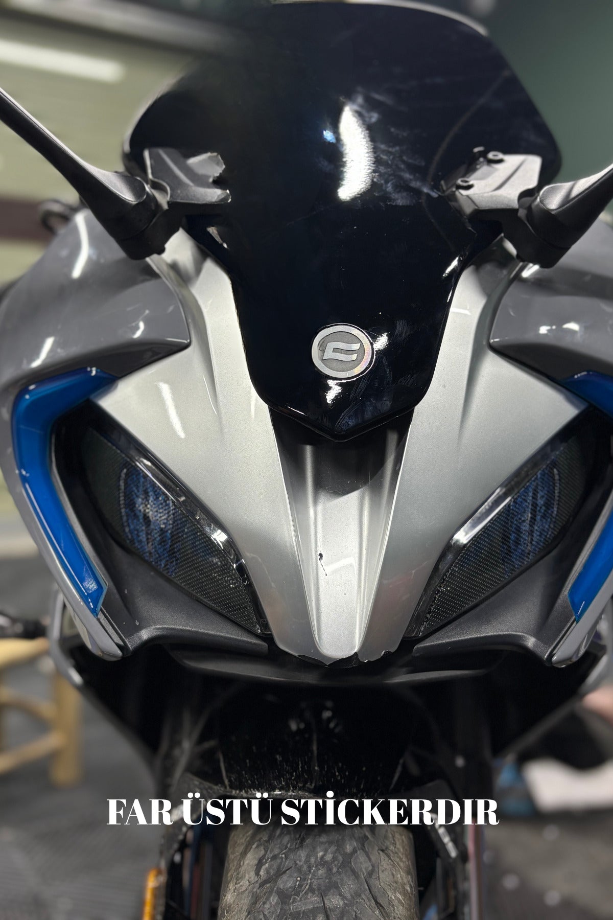 CFMOTO SR250 için Delikli Far Üstü Sticker Seti Aydınlatma Engellemez(Sağ ve Sol)