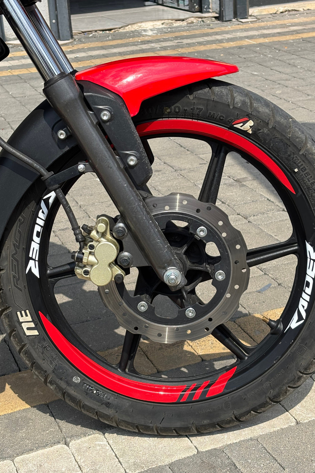 TVS Raider için Çift Renk Kırmızı-Beyaz Jant Şeridi Sticker Seti (16 Parça)