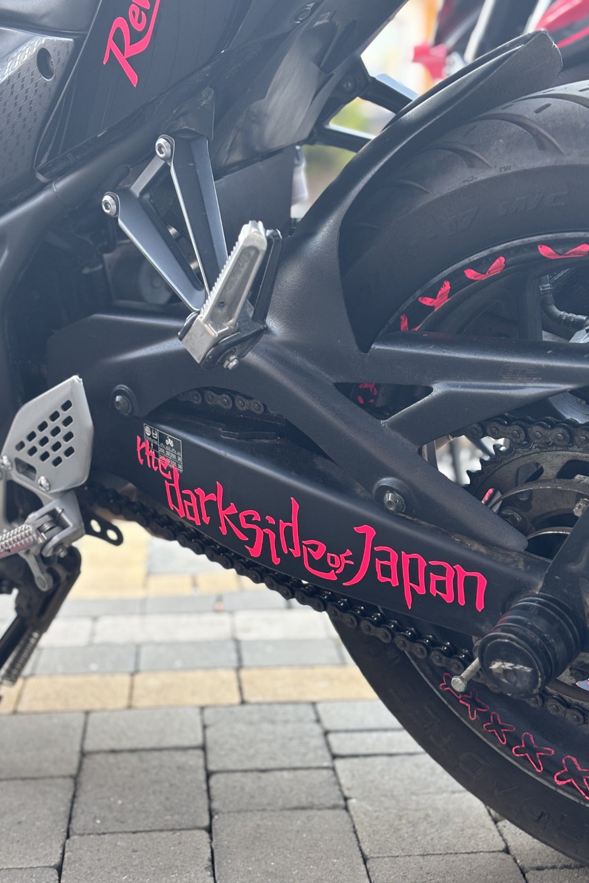 Motorsiklet için Neon Pembe Dark Side of Japan Sticker Etiket (30CM)
