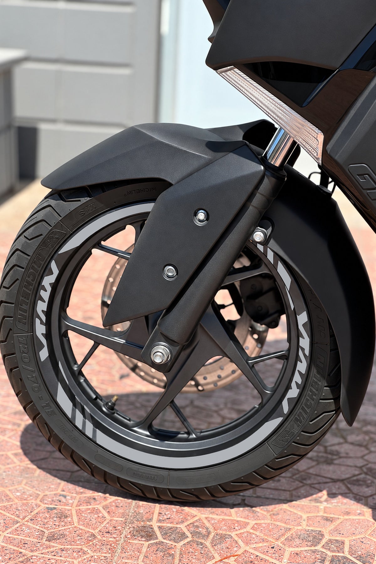 Yamaha Xmax Scooter için Kalın Kesikli + Xmax Yazılı Jant Şeridi Sticker Seti (Ön Arka Yeterli)