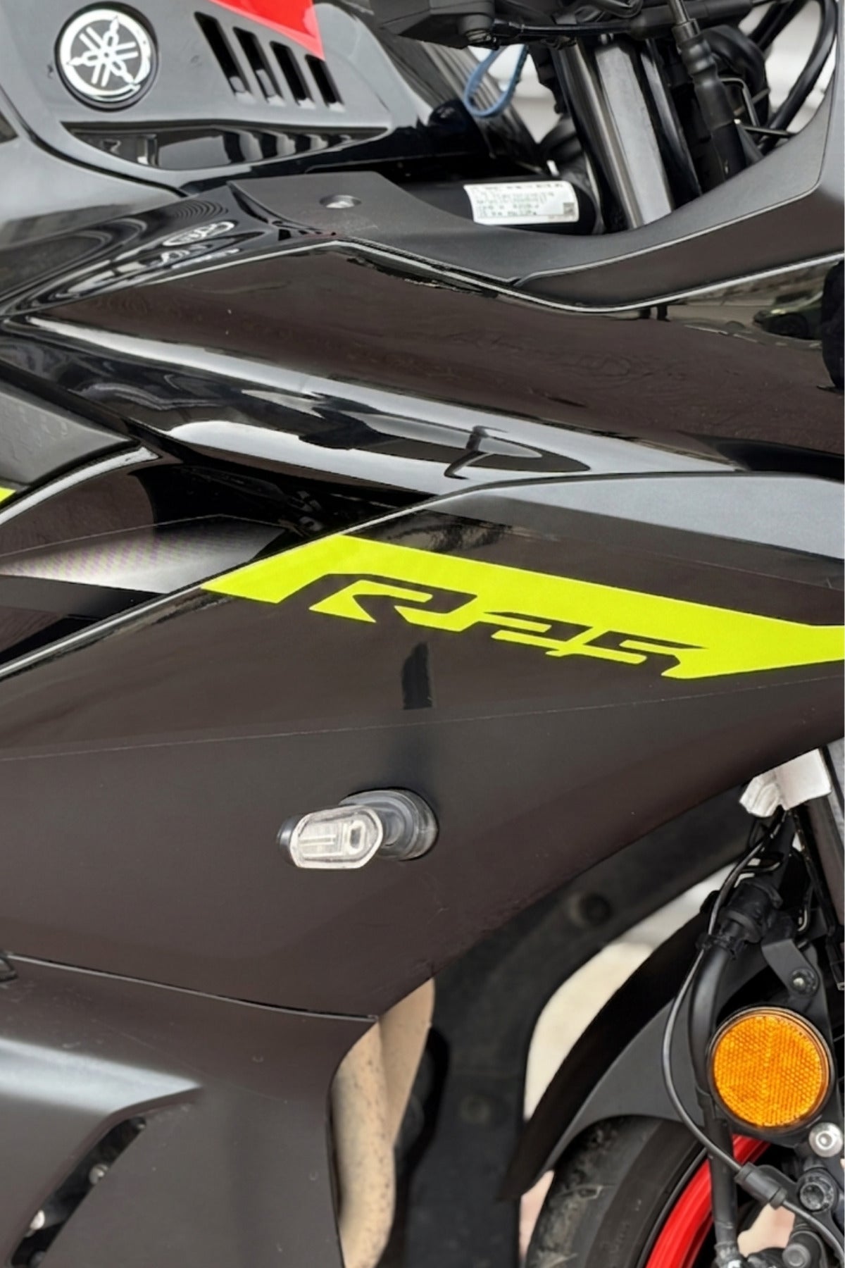 Yamaha R25 için Orijinal Sticker Sağ ve Sol (Orijinal ile Tam Birebir Ölçülüdür)(2019-2024)