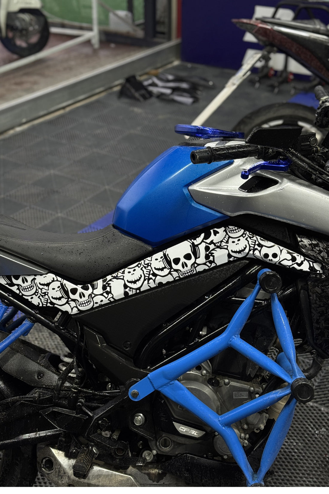 CFMOTO NK250 için Yan Drenajları Komple Kaplayan Kurukafa Sticker Seti (Sağ ve Sol)