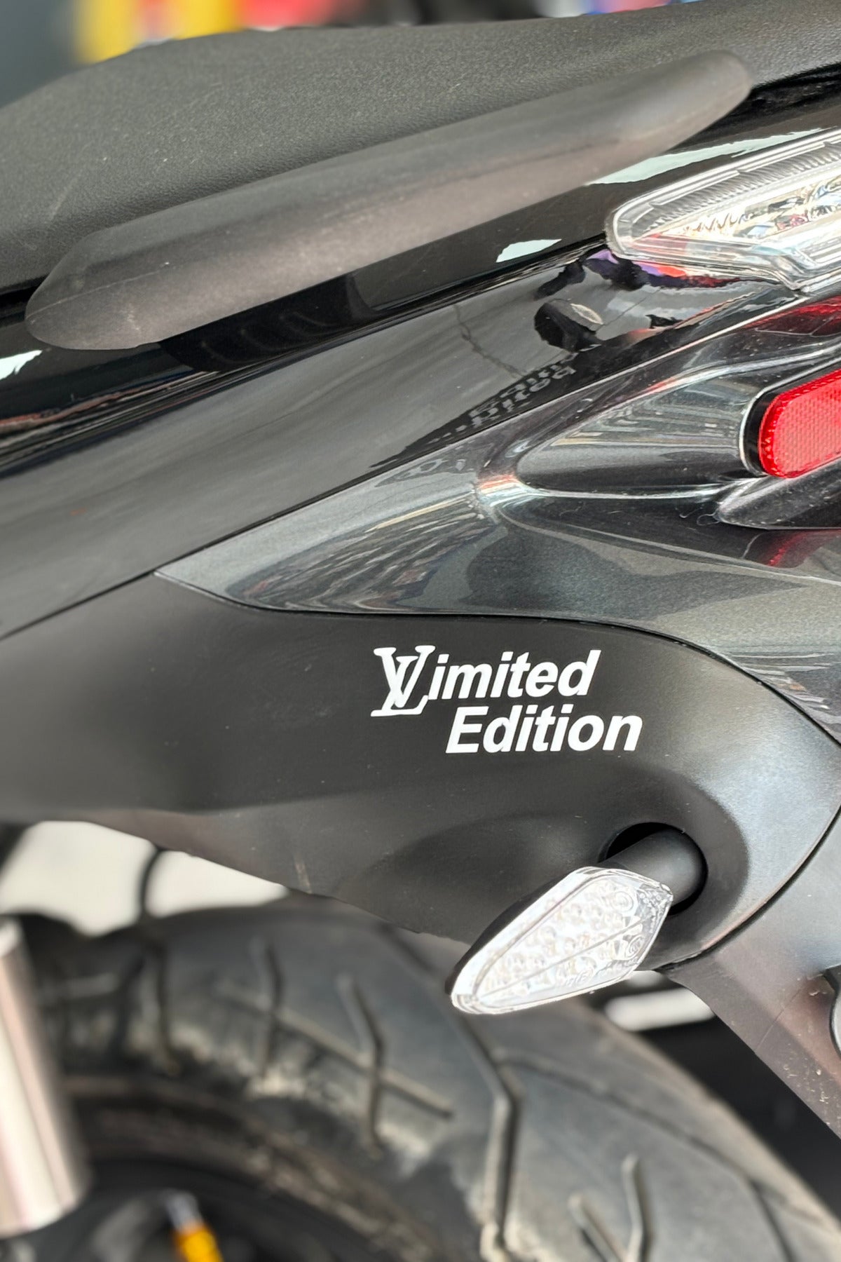 Motor-Araba-Kask için Beyaz Renk L.V Limited Edition Sticker Etiket (1 Adet)
