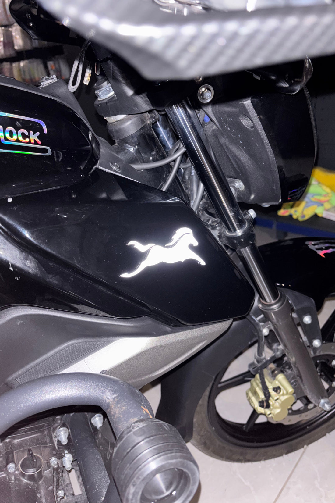 TVS Raider ve Apache ile Birebir Uyumlu Reflektörlü Beyaz AT Sticker (Sağ ve Sol )
