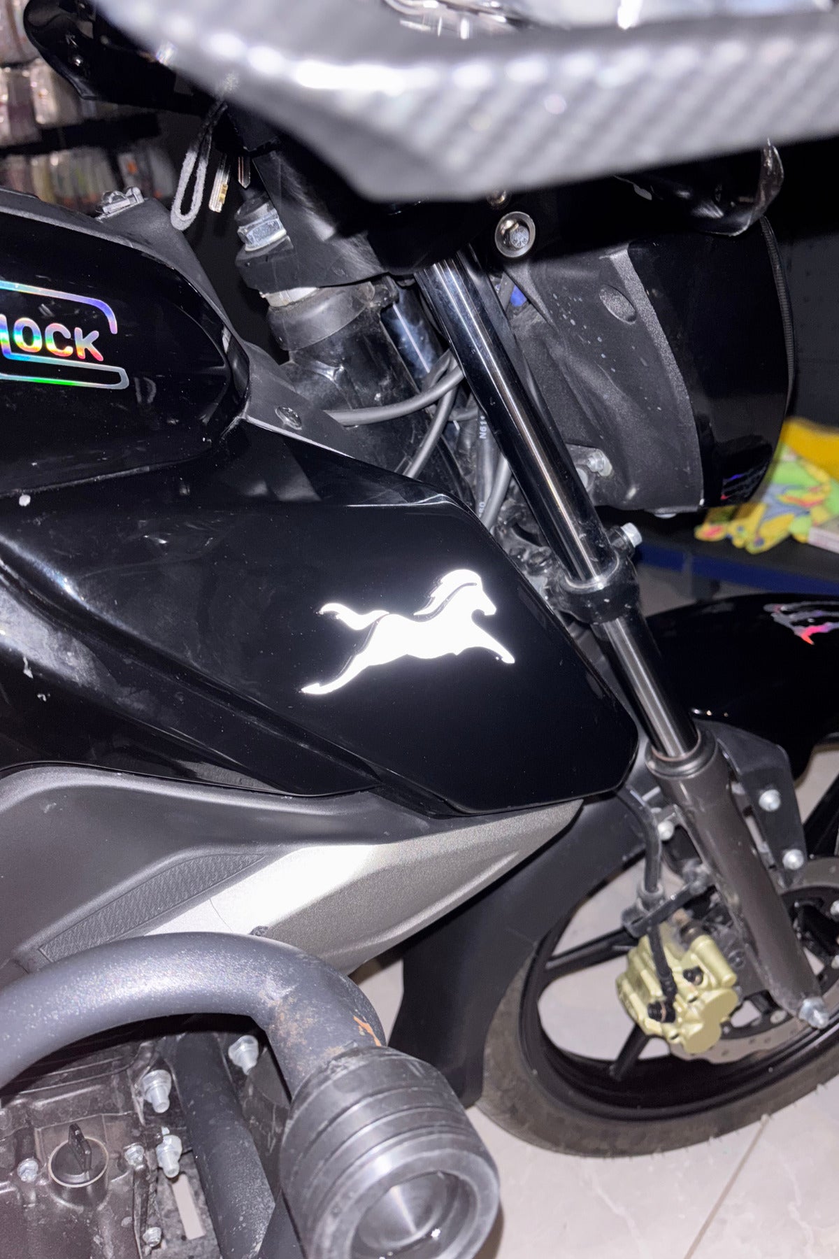 TVS Raider ve Apache ile Birebir Uyumlu Reflektörlü Beyaz AT Sticker (Sağ ve Sol )