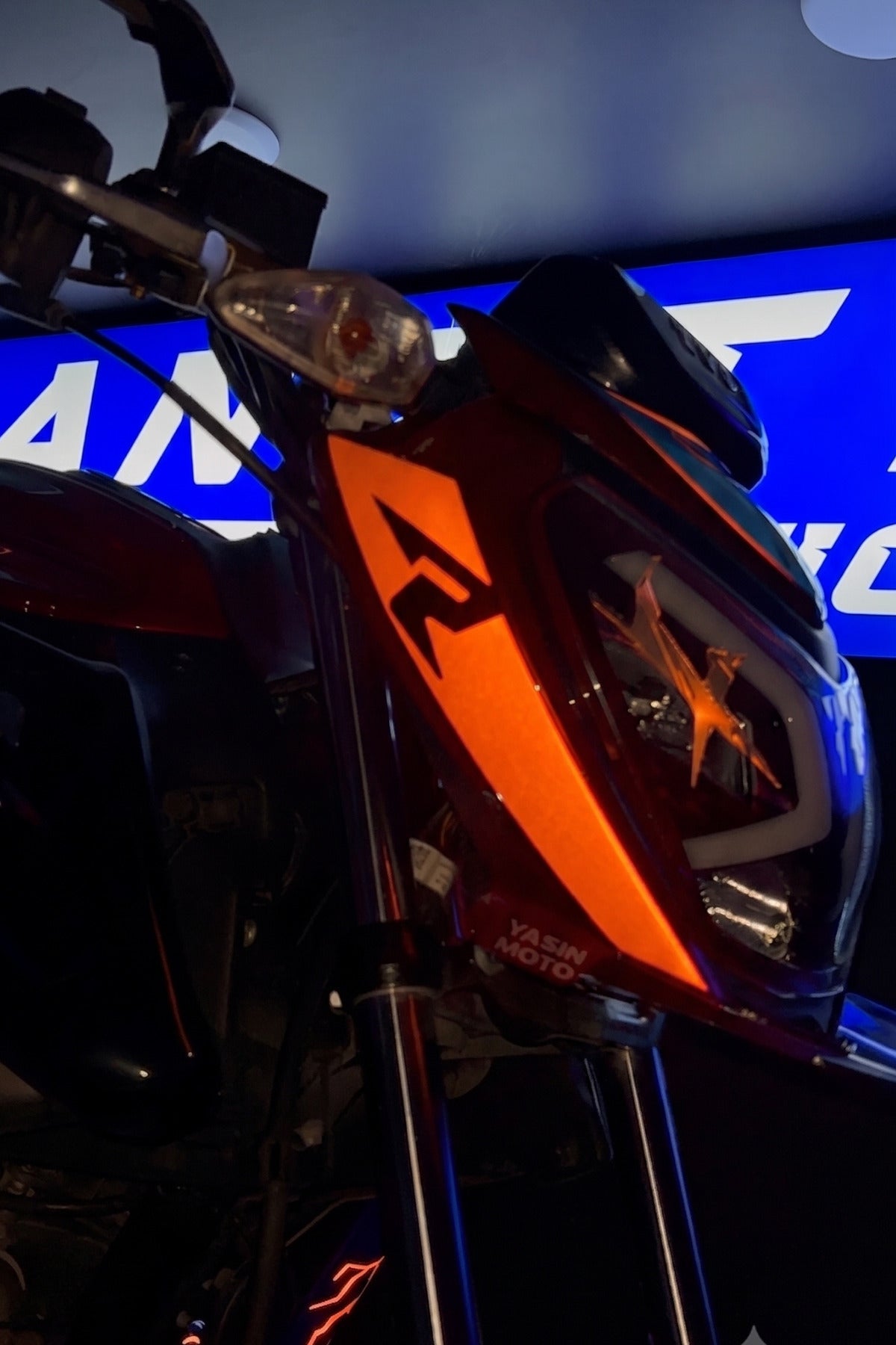 TVS Raider için Reflektif R Logolu Far Kaşı Detay Sticker Etiket (Sağ ve Sol)