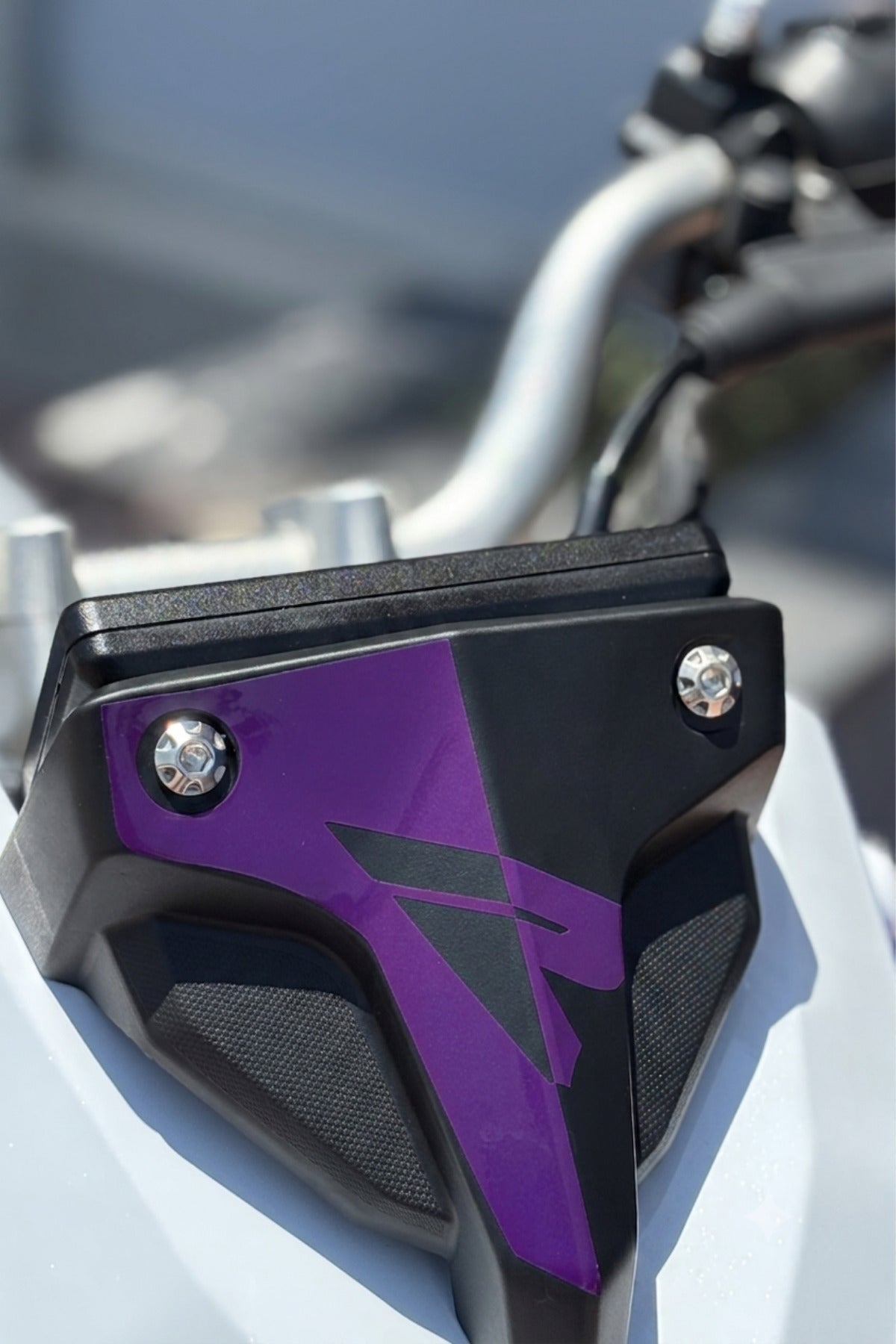 RKS SRK 125S Naked Model için Kafa Detay R Logo Sticker (1 Adet)
