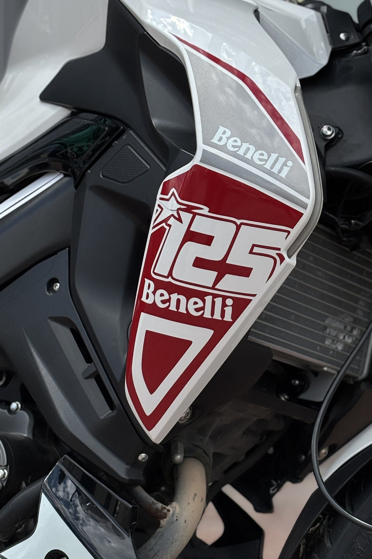 Benelli 125s için Yan Kapaklara Uyumlu Kırmızı Renk Sticker Kapak Seti (Sağ ve Sol)