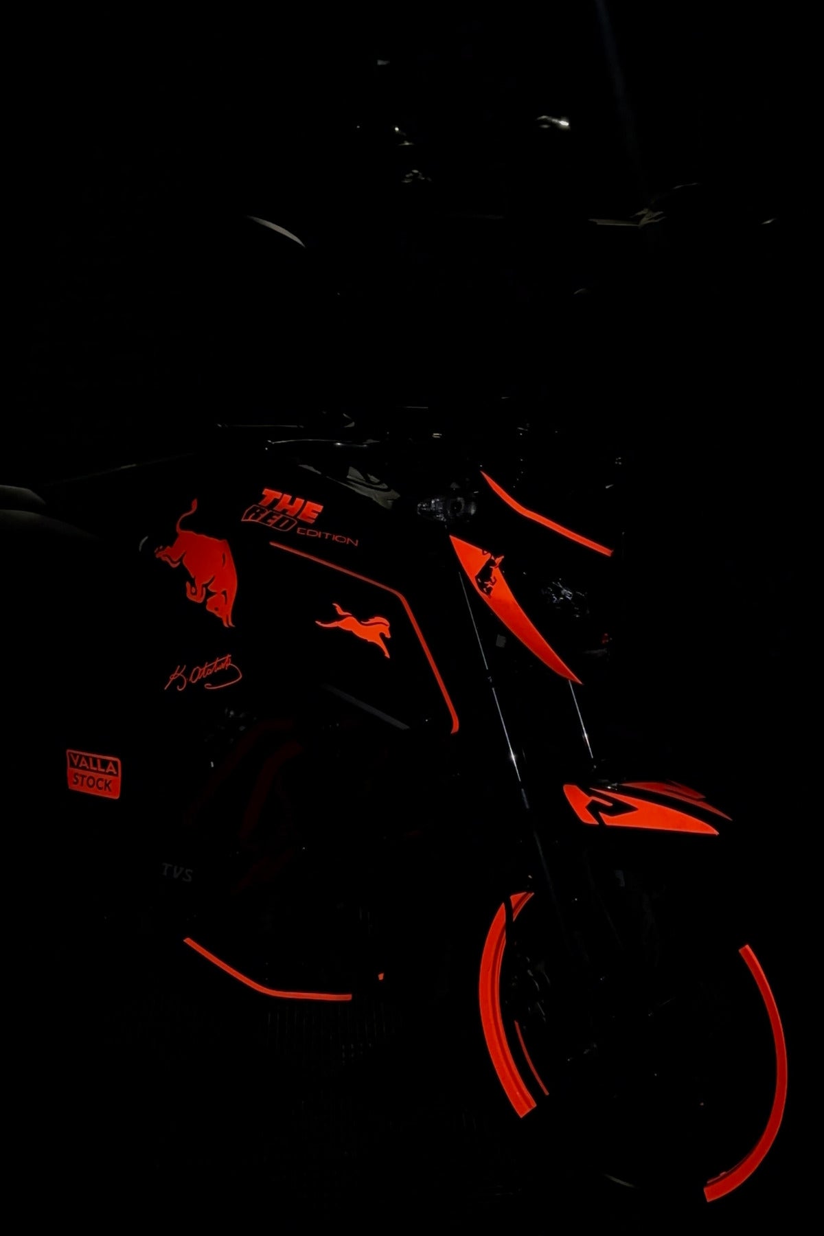 TVS Raider için Komple Reflektörlü Kırmızı Sticker Seti Boğa Enerji Desenli