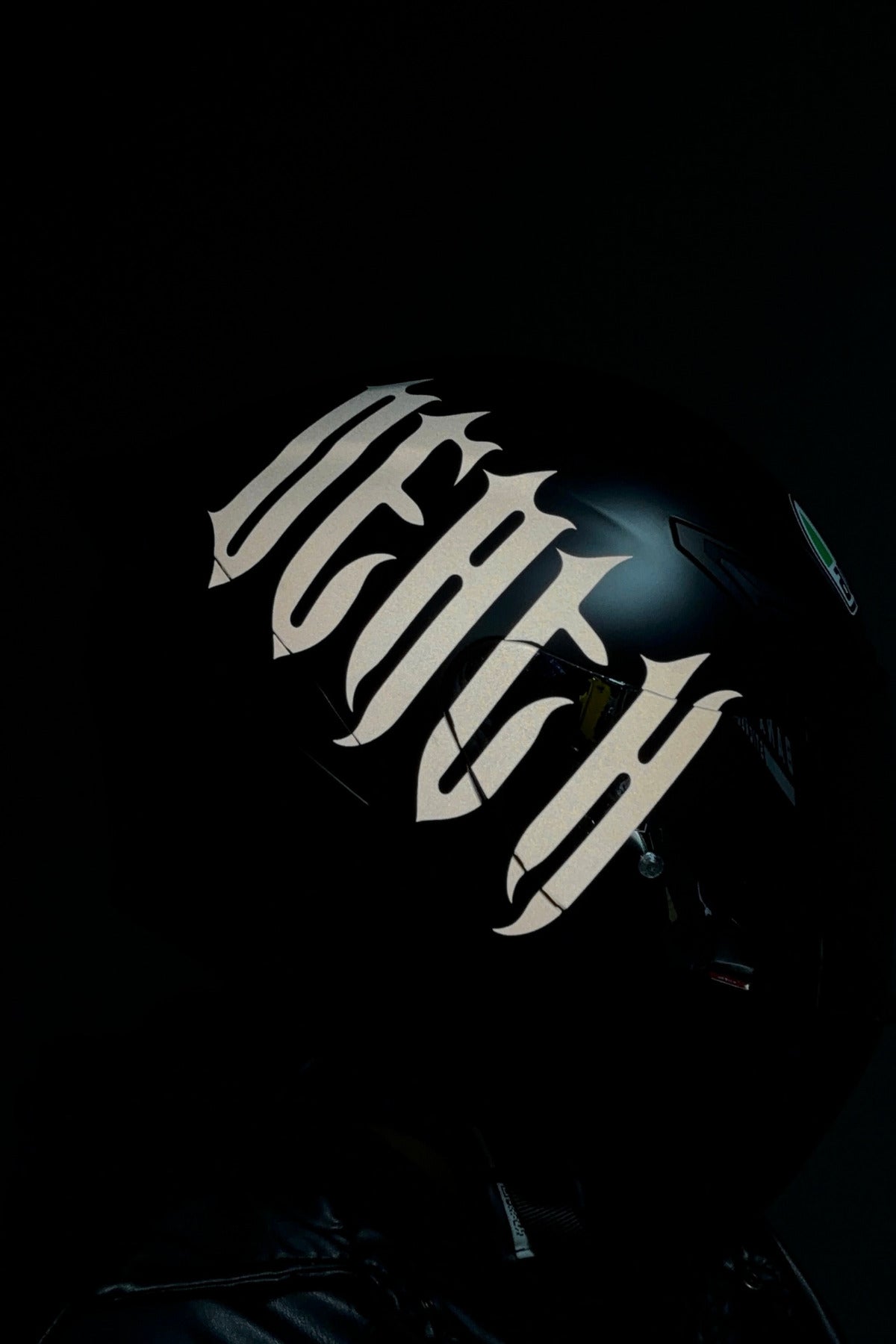Kask için Reflektörlü Beyaz Death Yazısı Sticker Etiket