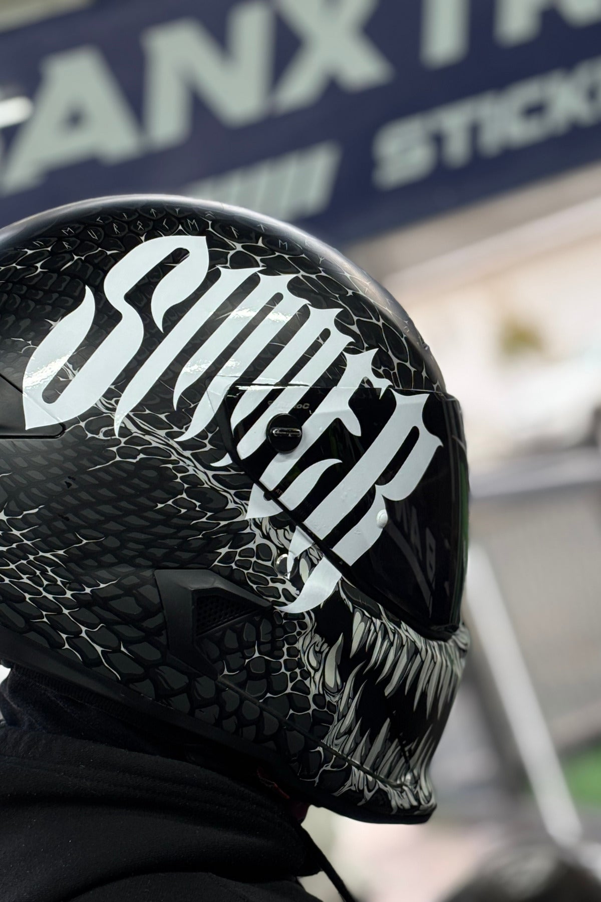 Kask için Gotic Yazı Tipiyle Sinner Beyaz Renk Sticker (22CMx17CM)