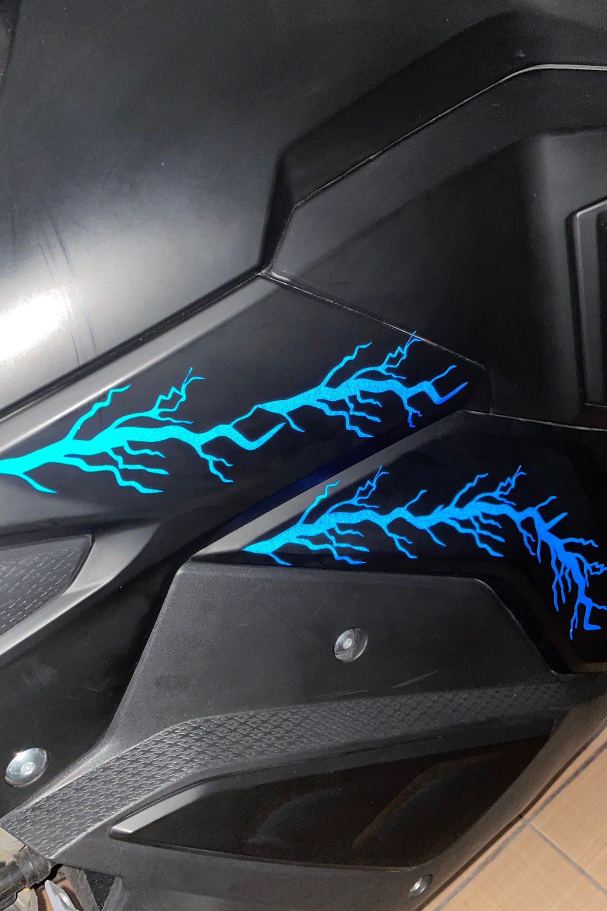 Motor için Gece Parlayan Reflektörlü Mavi Şimşek Yıldırım Sticker Etiket (10'lu Set)