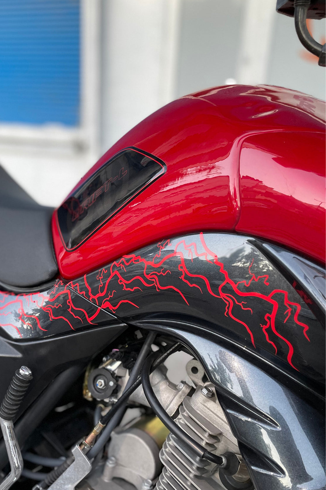 Motor-Kask için Kırmızı Yıldırım Şimşek Sticker Seti (8 Parça Yıldırım) Tüm Motorlara Uyumlu Sağ-Sol