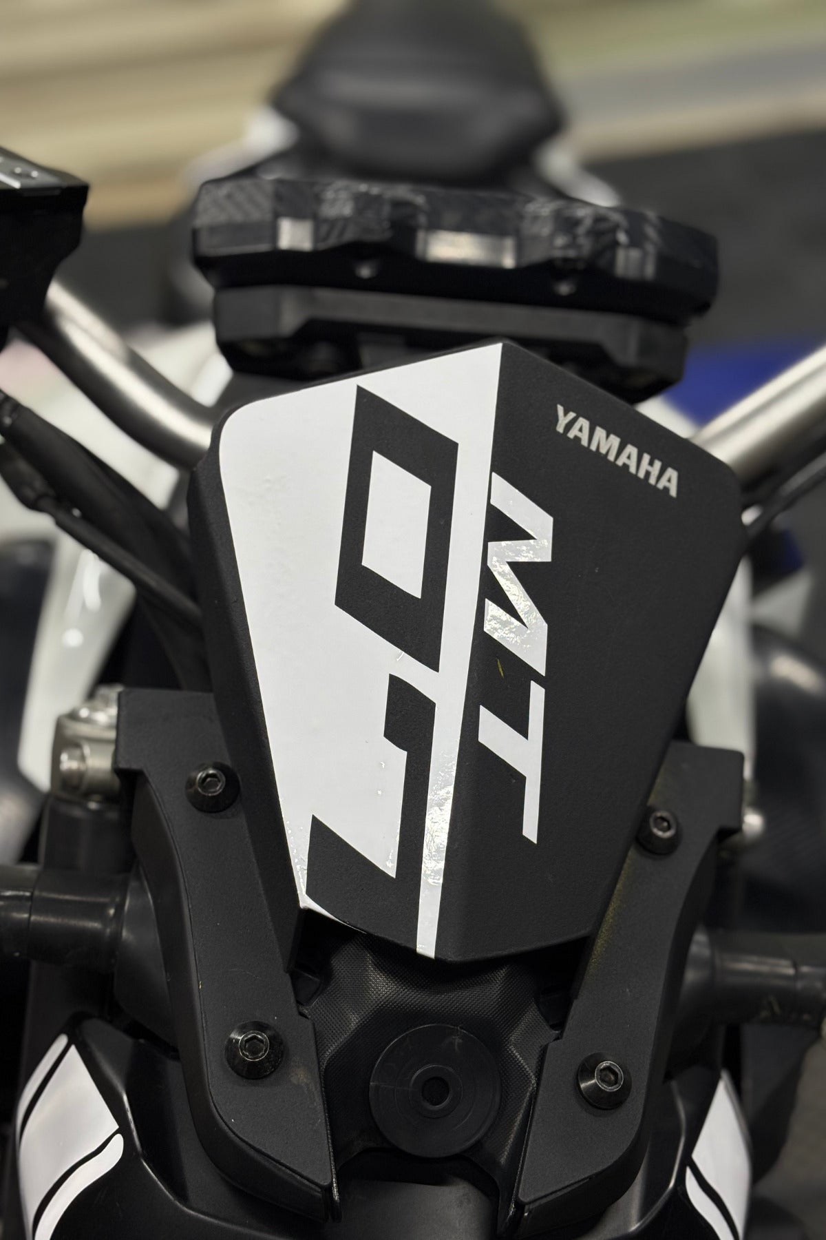Yamaha MT-07 için Kafa Siperlik için Beyaz Renk Sticker Etiket (1 Adet)