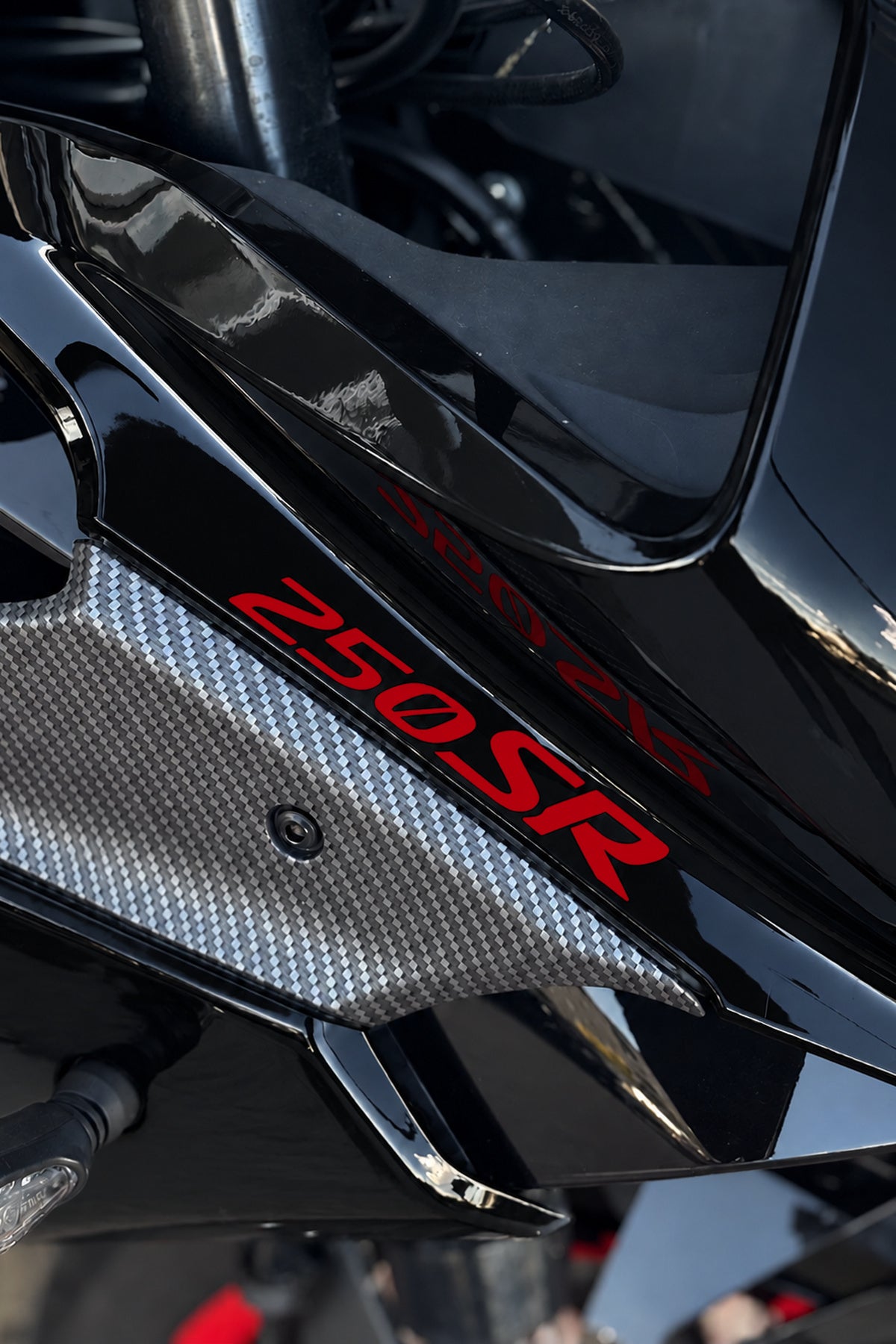 CFMOTO SR250 için Ön Grenajlar için Orijinal 250SR Yazı Sticker Etiket (12CMx2CM) (2 Adet)