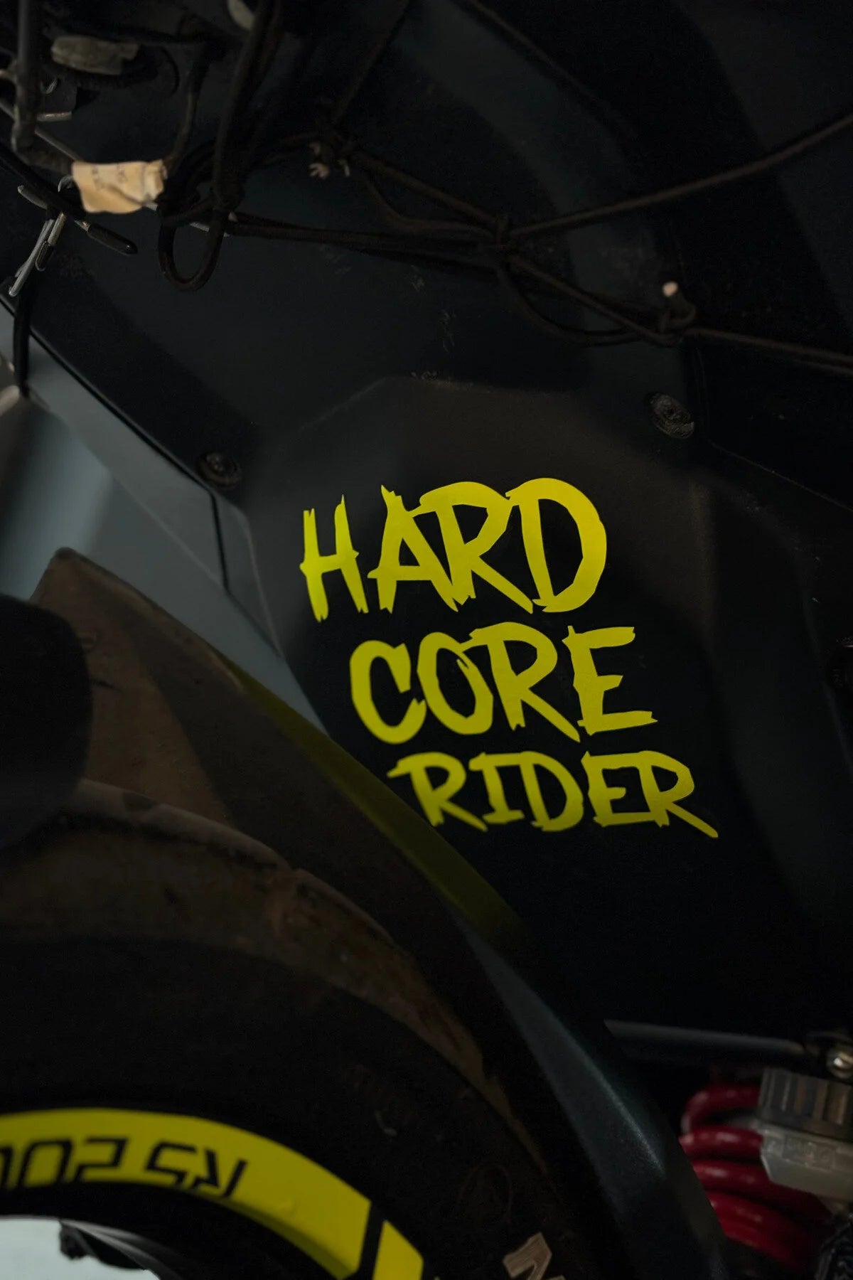 Dekoratif Parlak Neon Sarı Hard Core Rider Motor-araba Sticker Etiket 15x12cm (1 ADET)