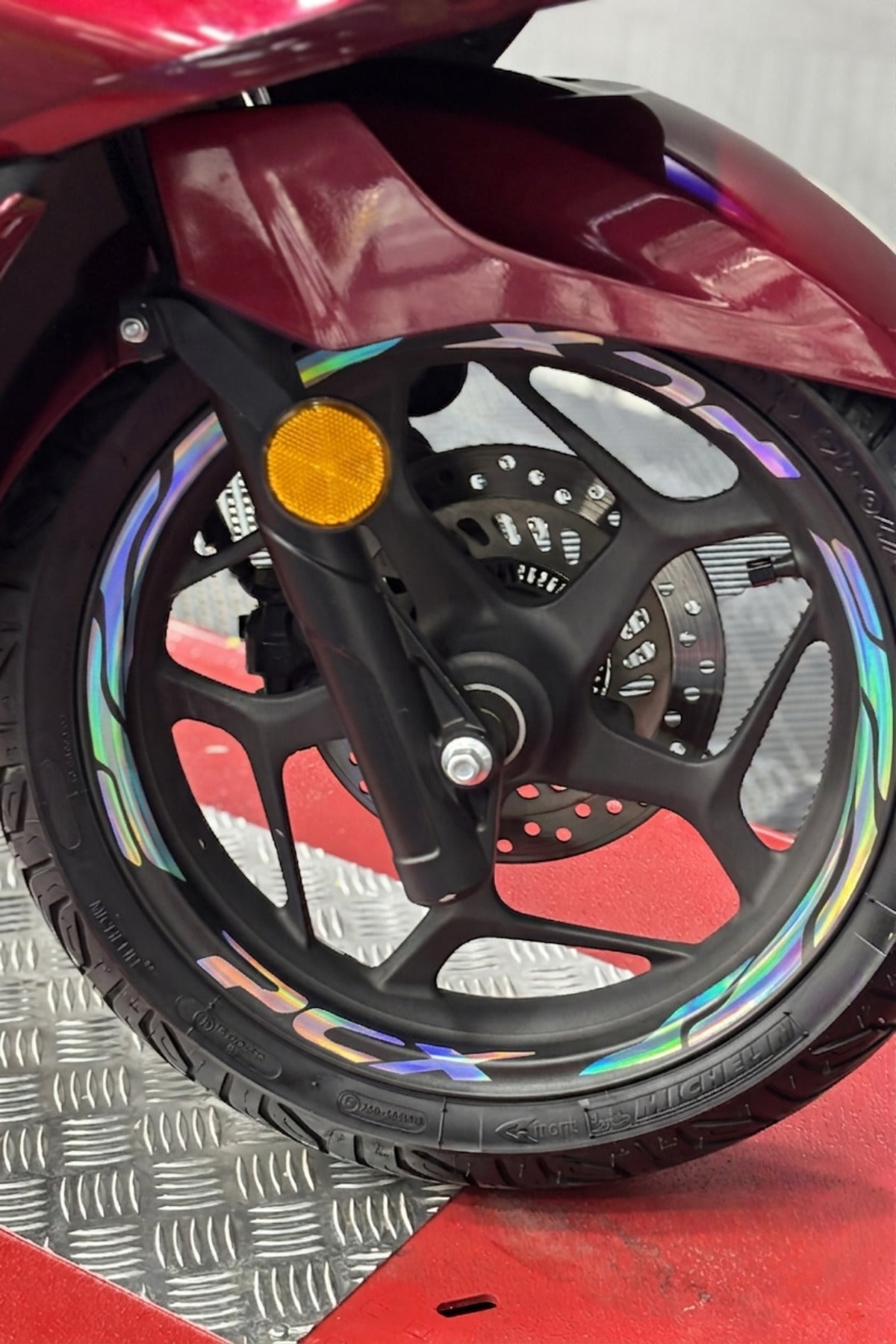 Honda PCX için Tüm Yıl ve Modellere Uyumlu Kesikli Premium Yazılı Jant Şeridi Sticker Seti (Ön Arka)