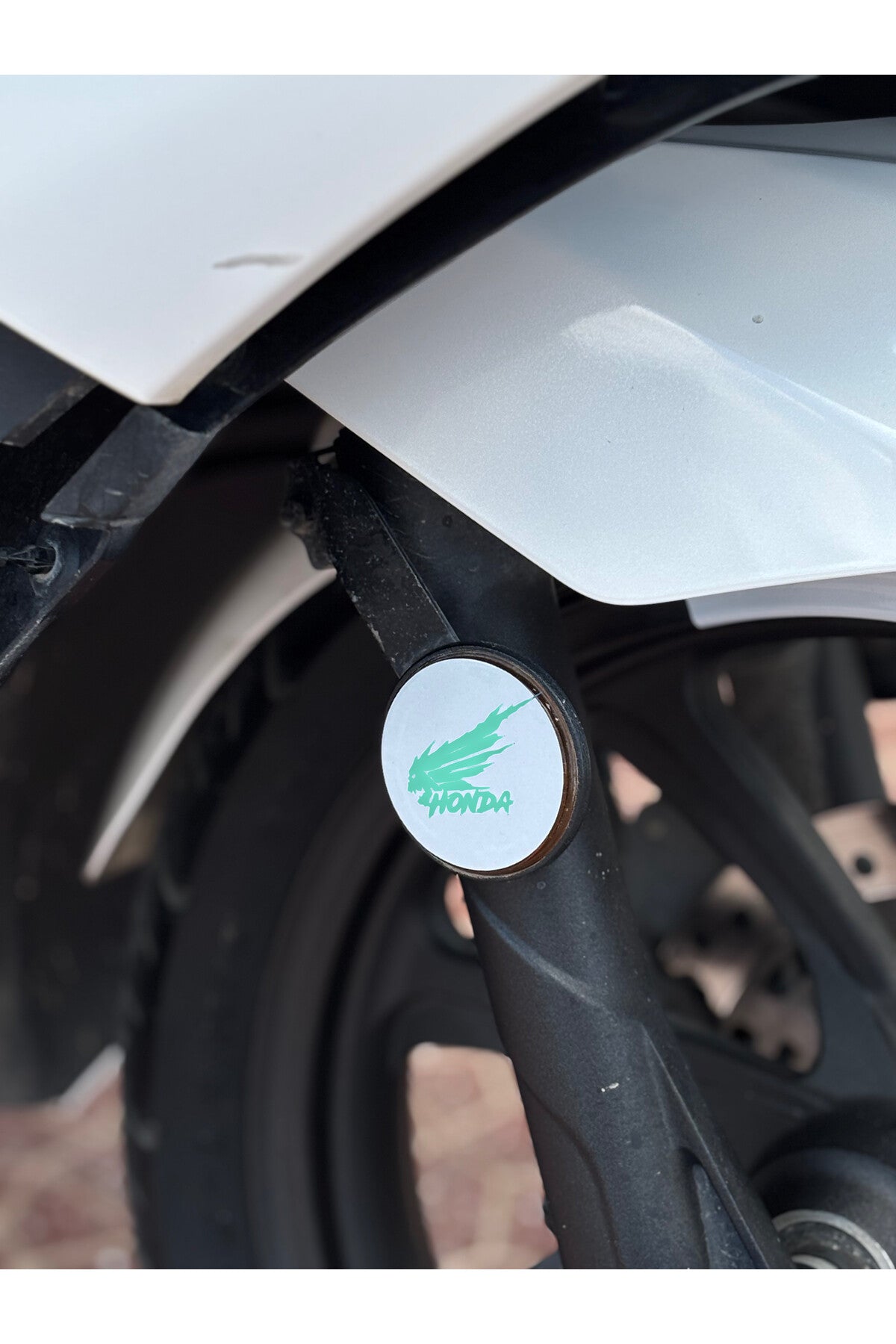 Honda Motosikletler için Kedigözü Reflektörlü için Honda Canavar Logolu Yuvarlak Sticker(2 Adet) (5CMx5CM)