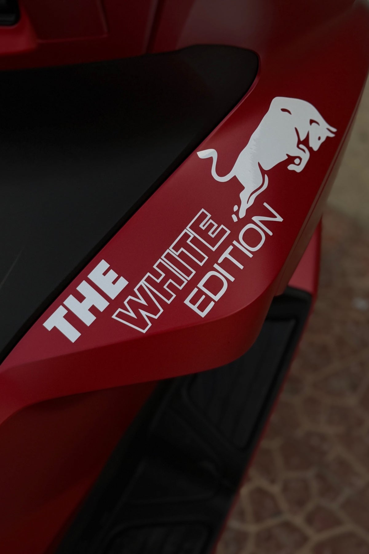 Honda PCX için The White Edition Boğa Enerji Sticker Etiket (1 Adet)