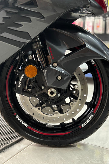 Suzuki Grubu için Kırmızı-Siyah Orijinal Jant Şeridi Sticker Seti (32 Parça)