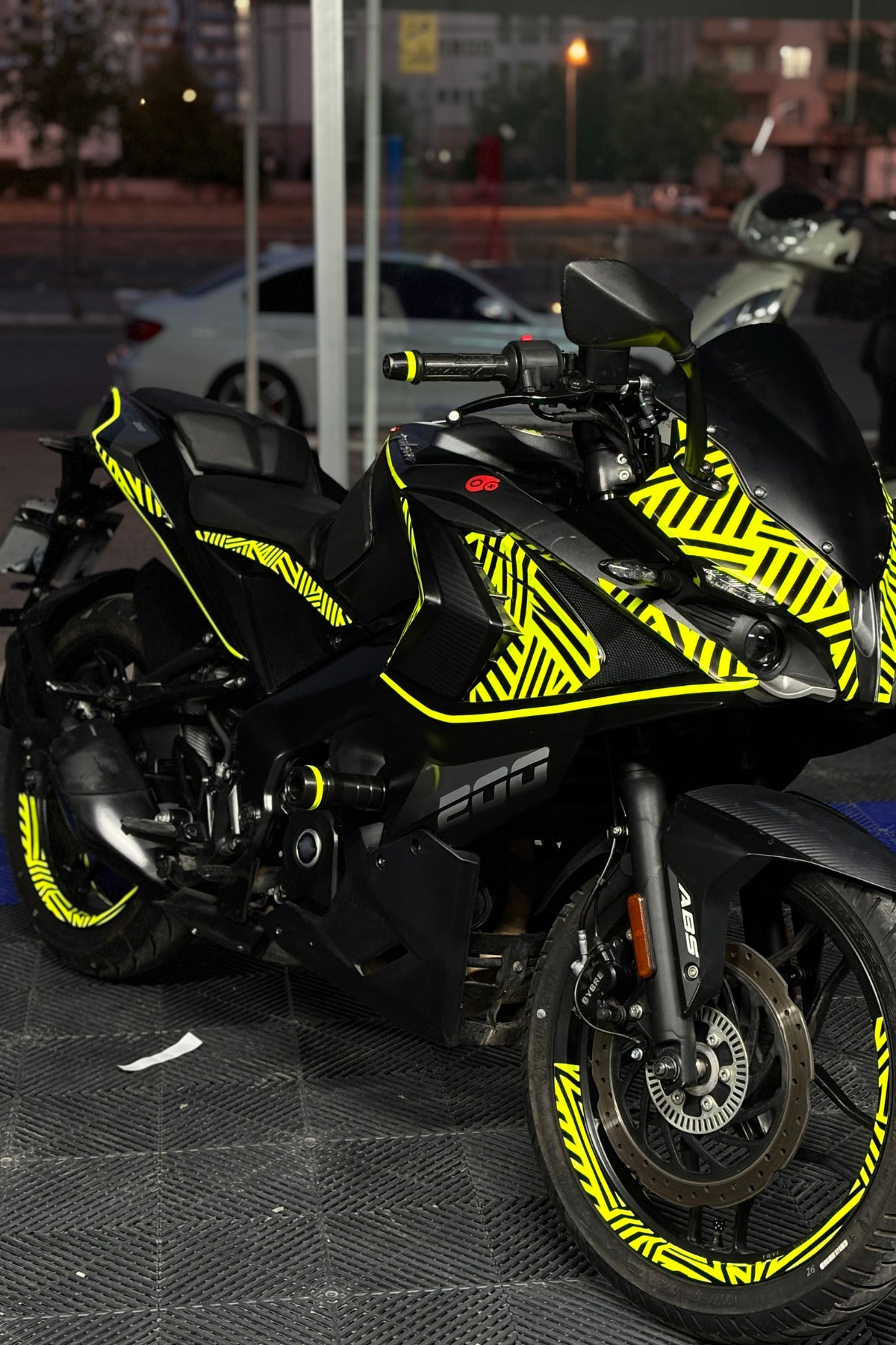 Bajaj Pulsar RS200 için Neon Sarı İlüzyonlu Komple Detay Sticker Seti