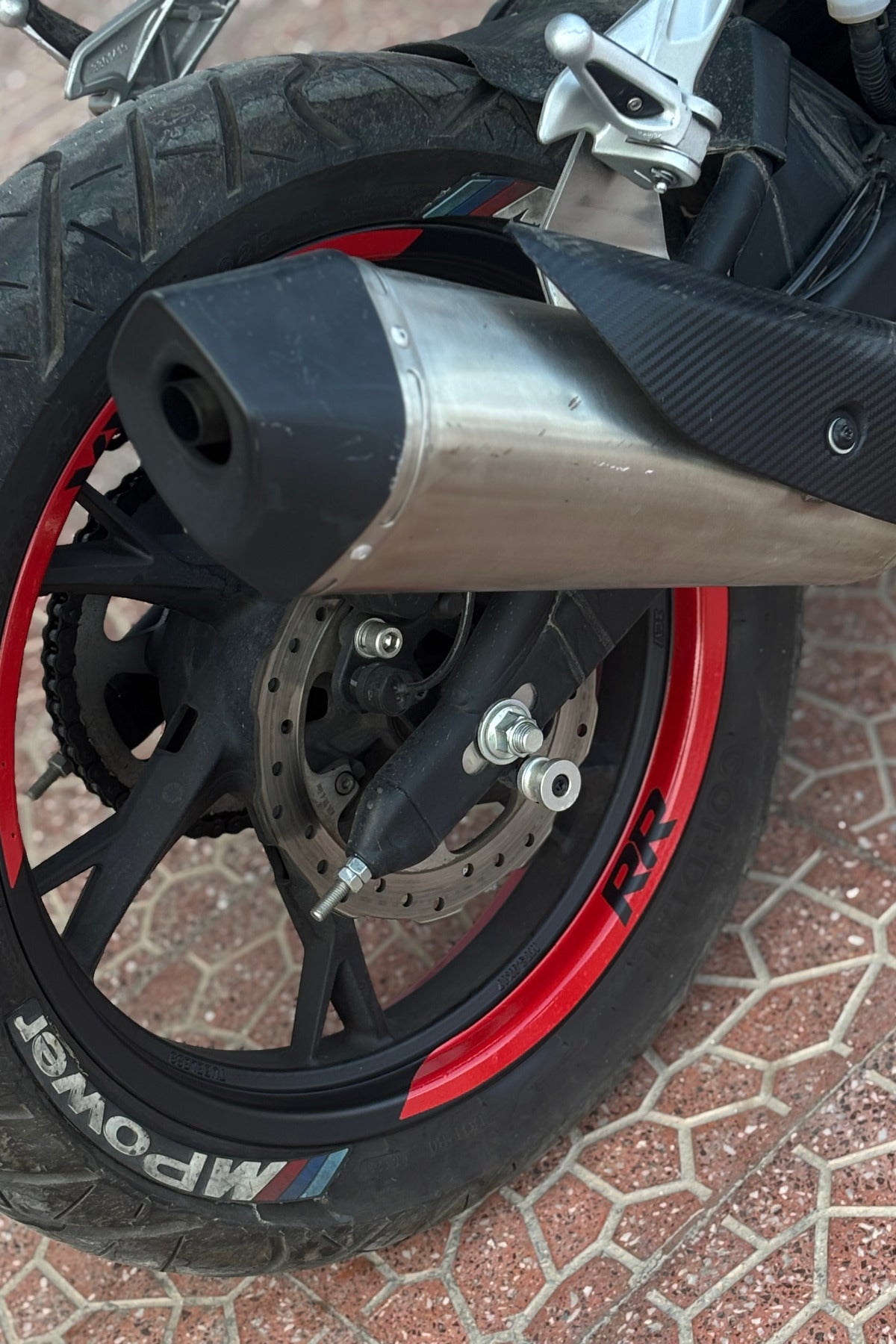 RKS SRK 125R için Kırmızı Renk RR Yazılı Çeyrek Jant Şeridi Sticker Seti (8 Parça)