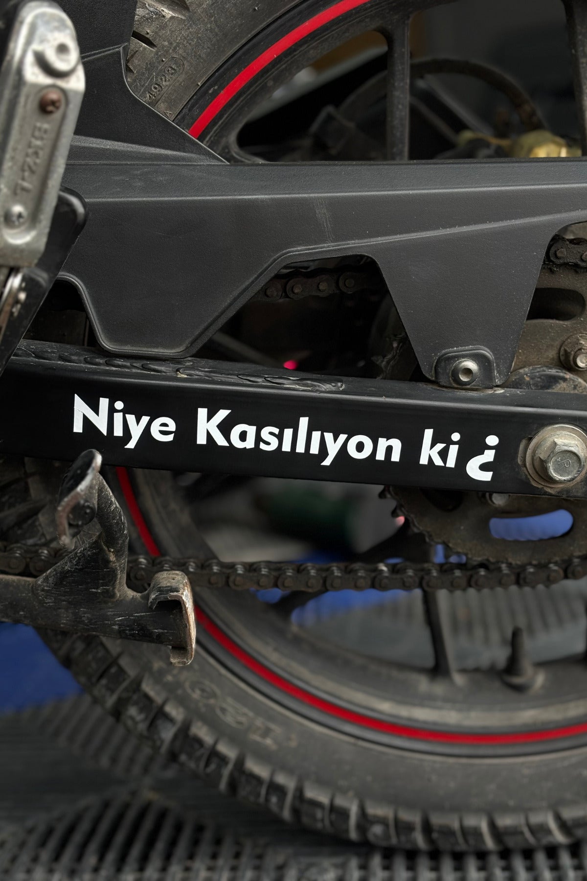 Motosiklet ve Araba için Niye Kasılıyon Ki ? Sticker Etiket (20CM)