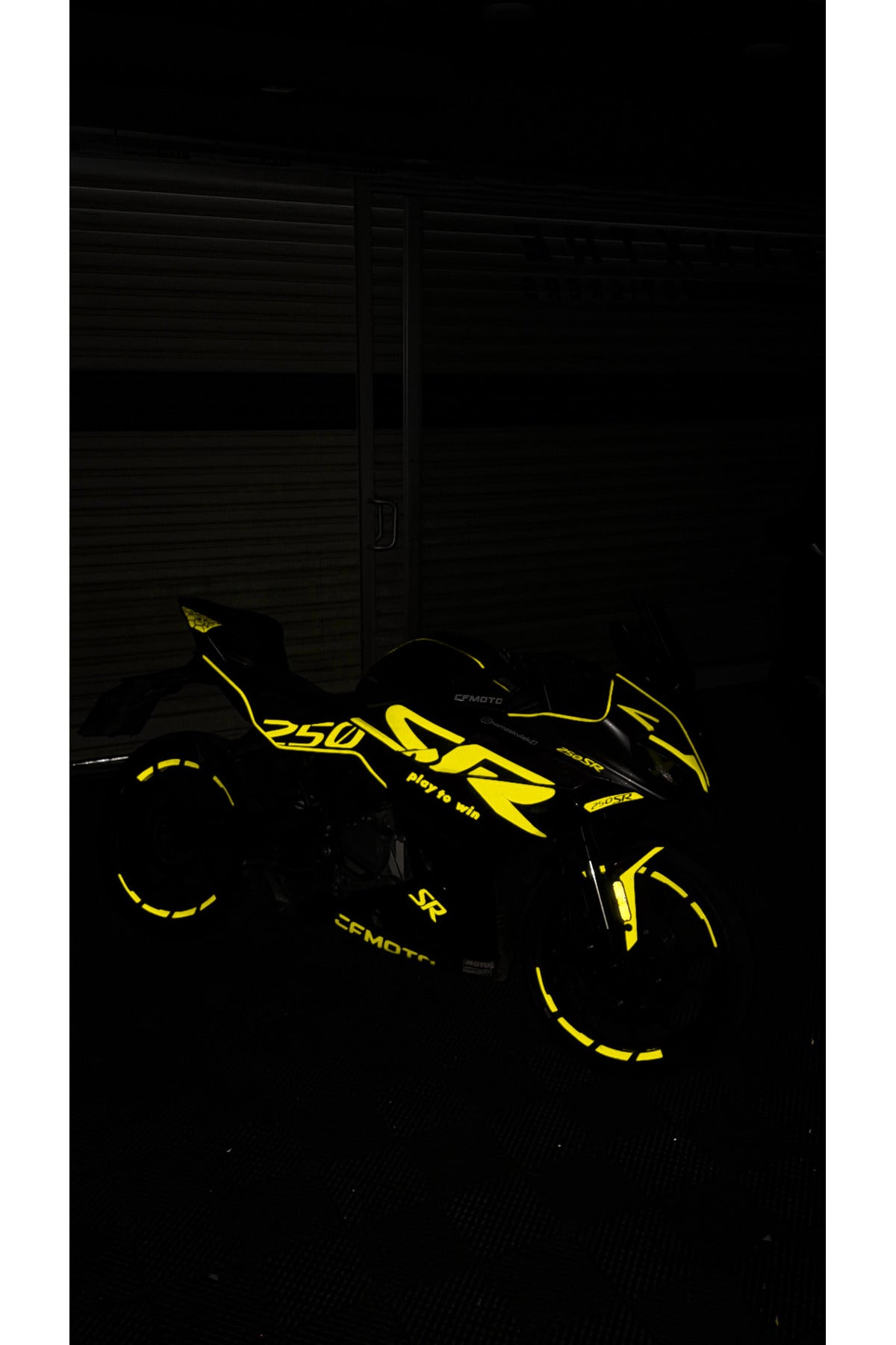 CFMOTO 250SR için Komple Reflektörlü Motosiklet Sticker Seti (Gece Flaş ile Çekimde Parlar) (Sağ ve Sol)