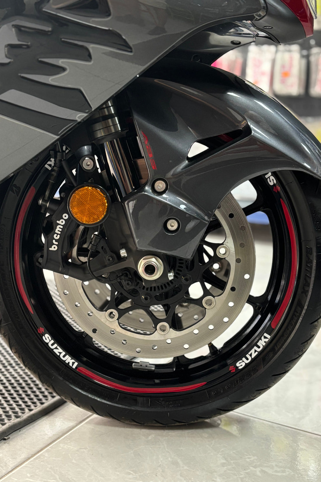 Suzuki Grubu için Kırmızı-Siyah Orijinal Jant Şeridi Sticker Seti (32 Parça)