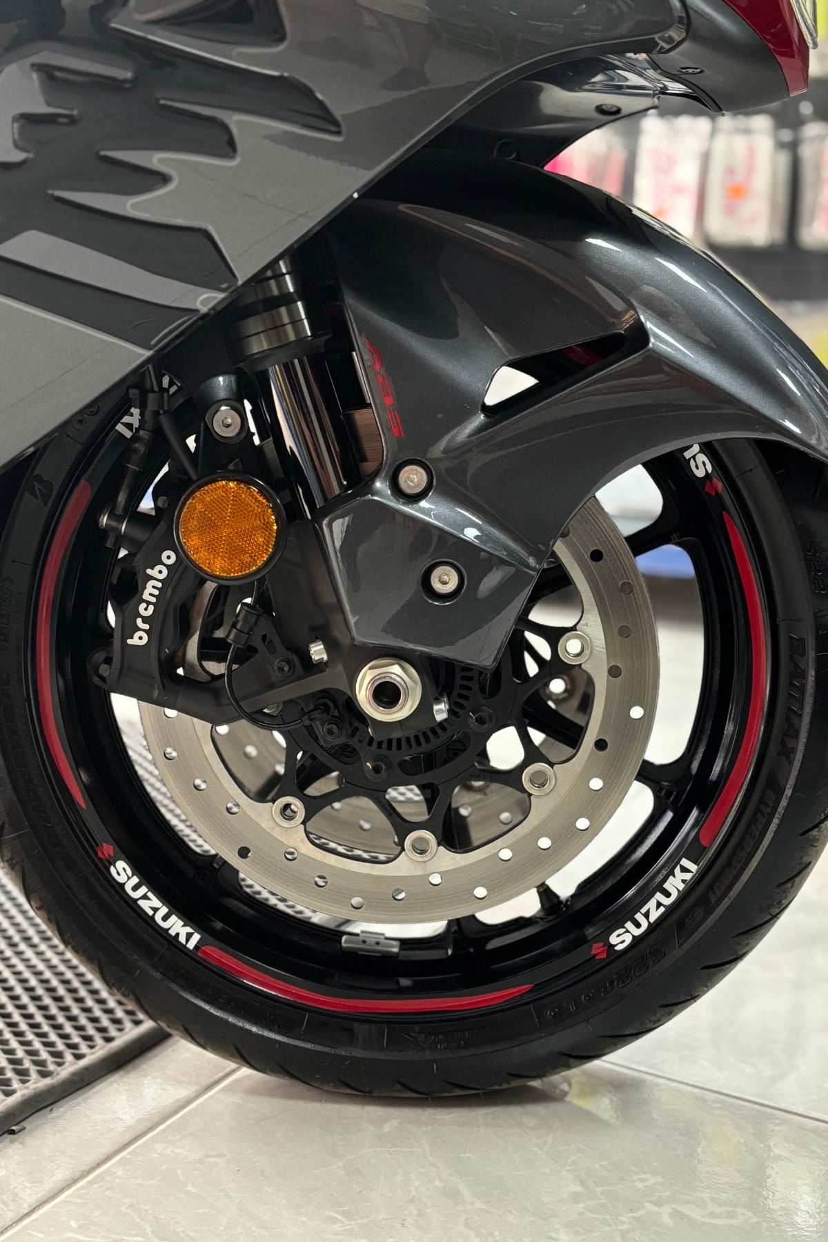 Suzuki Grubu için Kırmızı-Siyah Orijinal Jant Şeridi Sticker Seti (32 Parça)