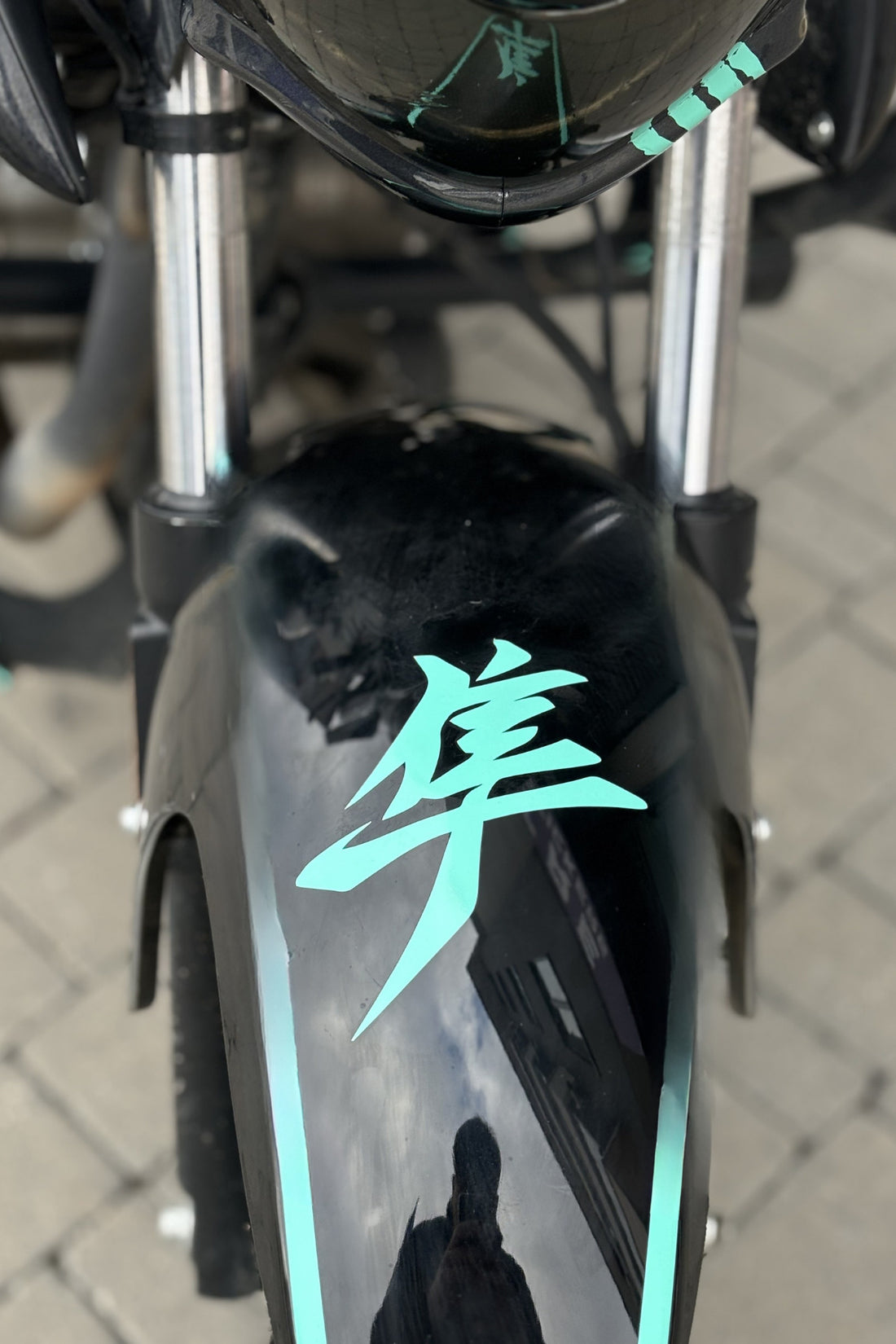 Motor ve Kask için Nane Rengi Japonca Yazı Eğik Hayabusa Sticker Etiket (1 Adet)(12CMx11CM)