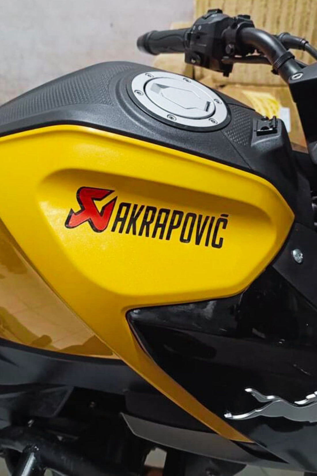 Dekoratif Kırmızı Siyah Akropovic Logo Sticker Motor-Araba-Egzoz için Etiket 15CMx4CM (1 Adet)
