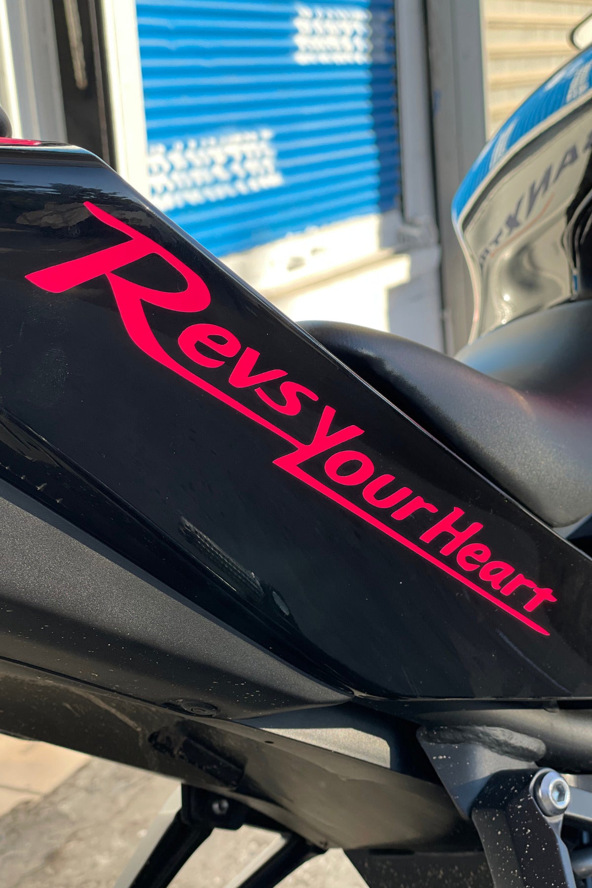 Motor ve Kask için Neon Pembe  Revs Your Heart Sticker Etiket (20CM) (1 Adet)