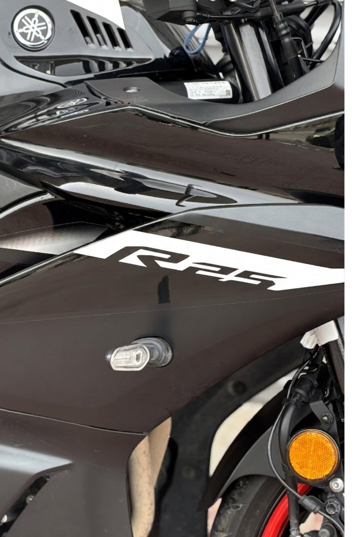 Yamaha R25 için Orijinal Sticker Sağ ve Sol (Orijinal ile Tam Birebir Ölçülüdür)(2019-2024)