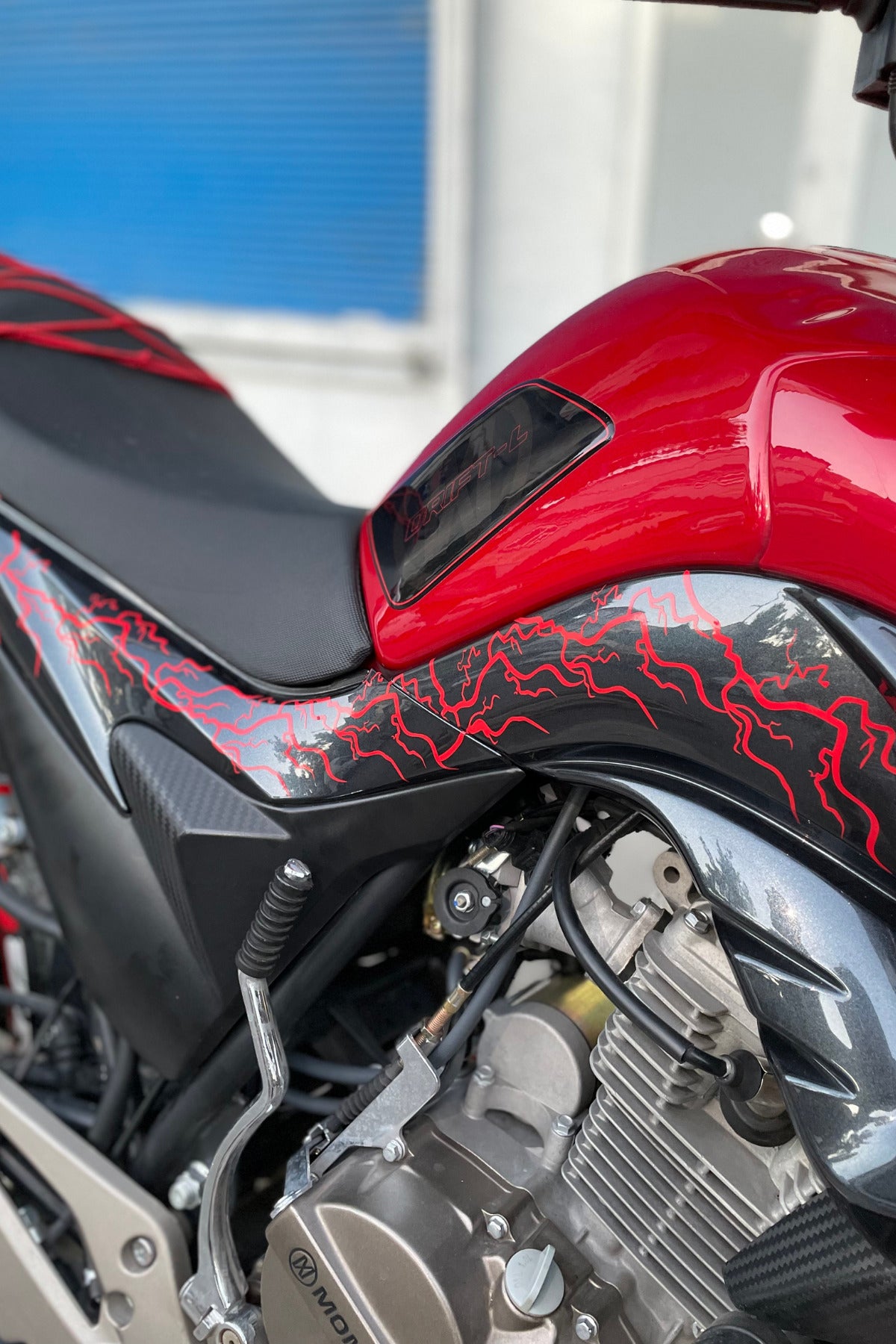 Motor-Kask için Kırmızı Yıldırım Şimşek Sticker Seti (8 Parça Yıldırım) Tüm Motorlara Uyumlu Sağ-Sol
