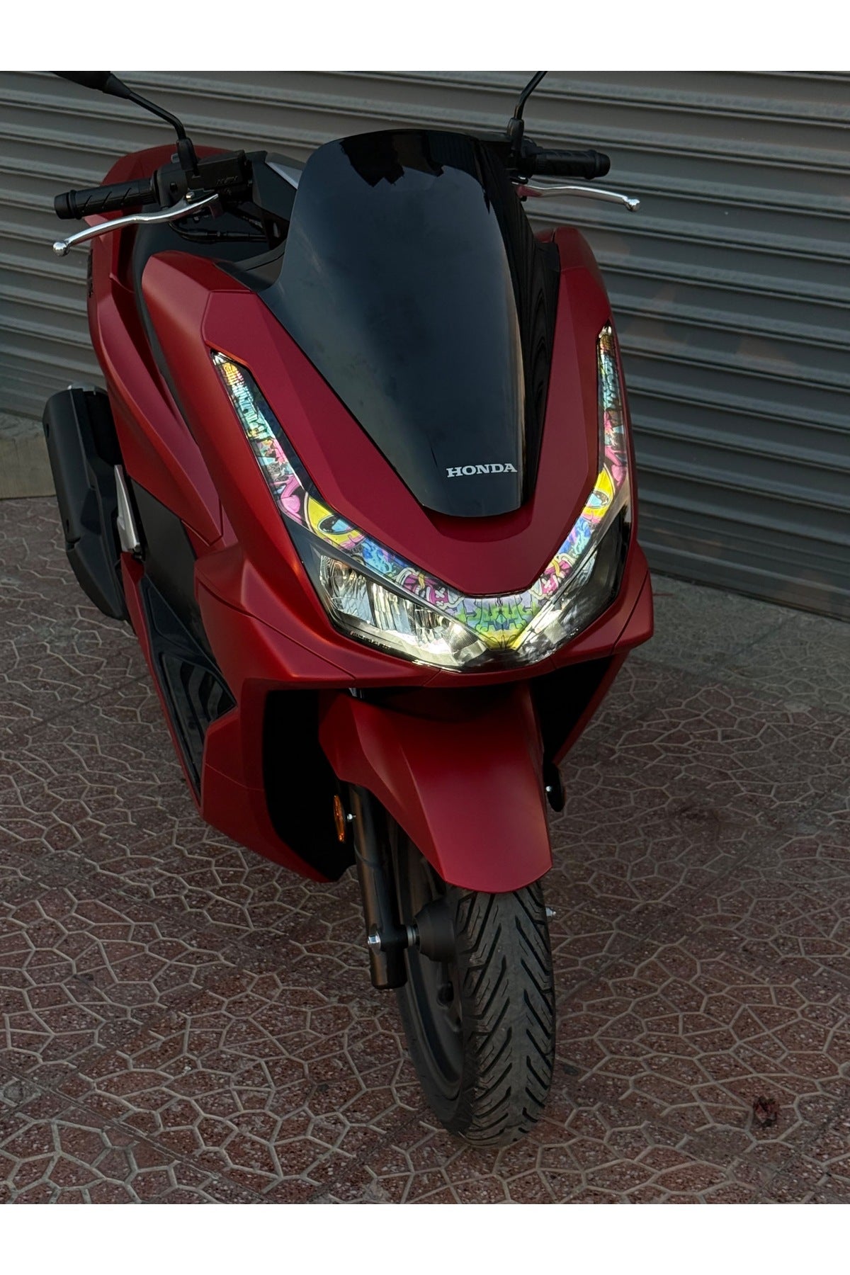 Honda PCX Deluxe için Hellaflush Göz Desenli Şeffaf Far Filmi Sticker Far Tasarım Filmi (Sağ ve Sol) (2025-2026 uyumlu)