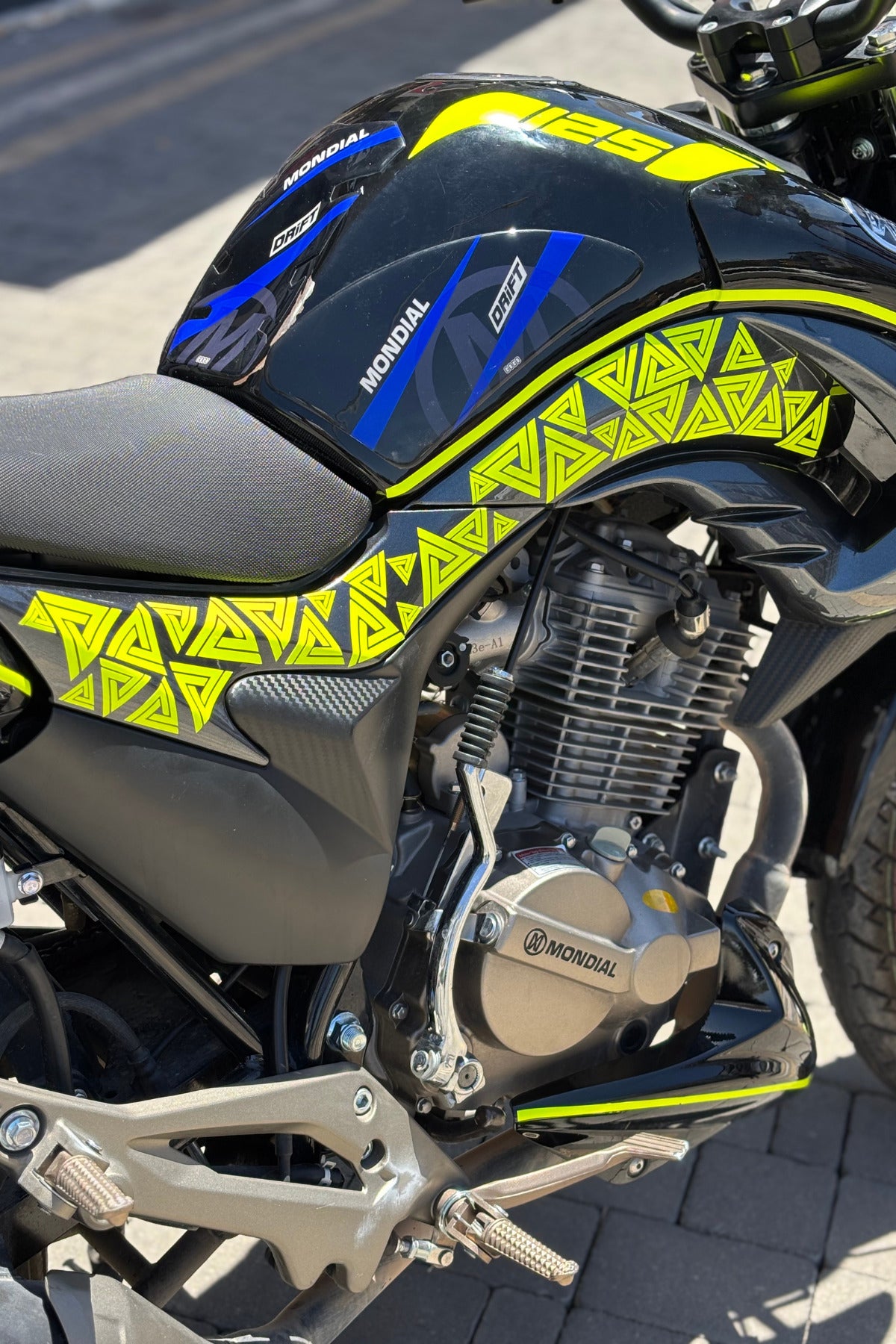 Tüm Motorlara Uyumlu Neon Sarı Üçgensel Desenler Sticker Seti