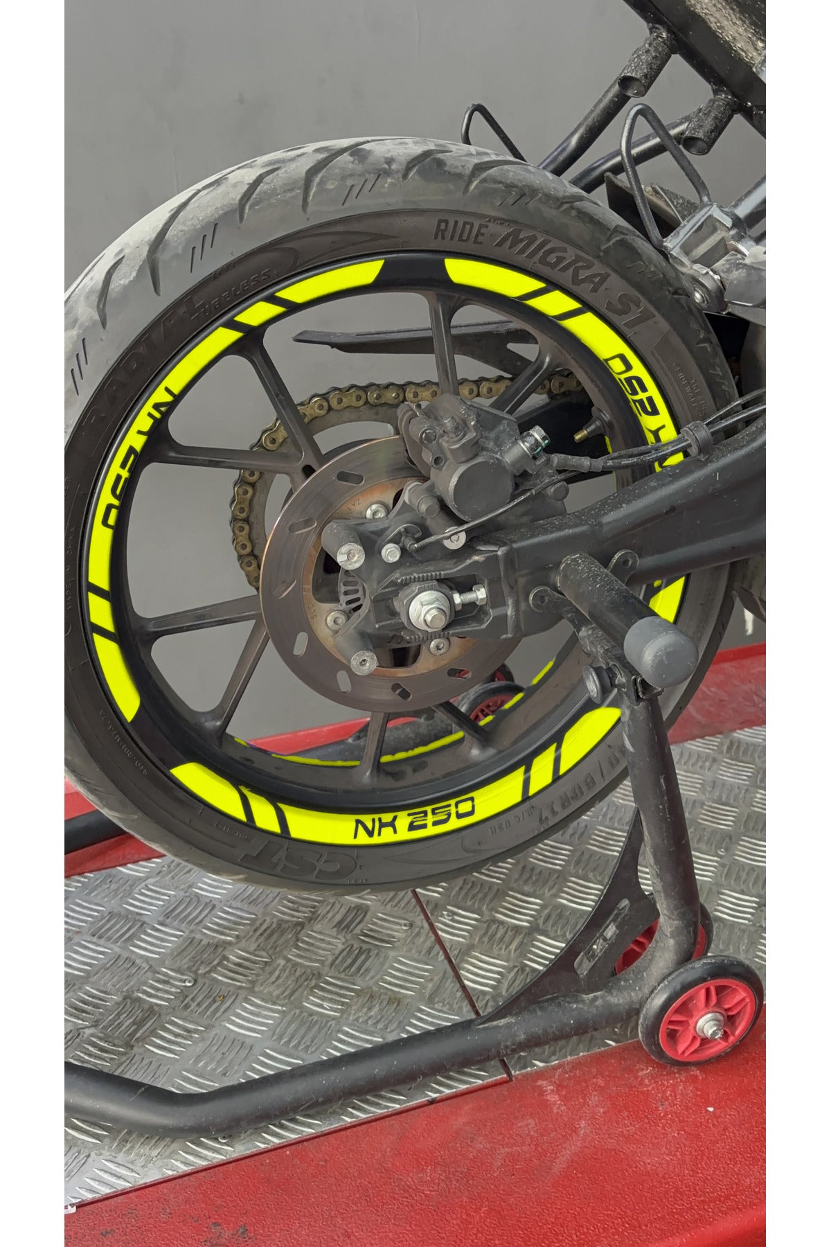 CFMOTO NK250 için NK250 Yazılı 12'li Jant Şeridi Sticker Seti ( Ön-Arka Yeterli)